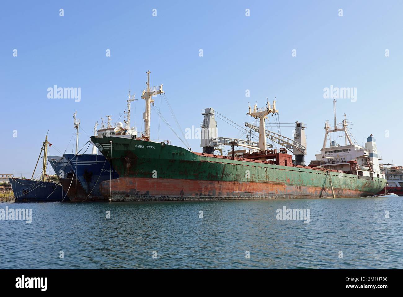 Im Hafen Massawa am Roten Meer in Eritrea angedockte Frachtschiffe Stockfoto