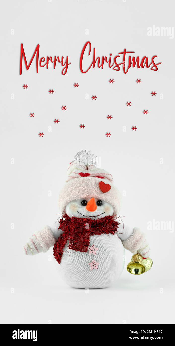 Handgefertigter süßer Schneemann mit Klingelglocken auf vertikalem weißem Hintergrund Stockfoto