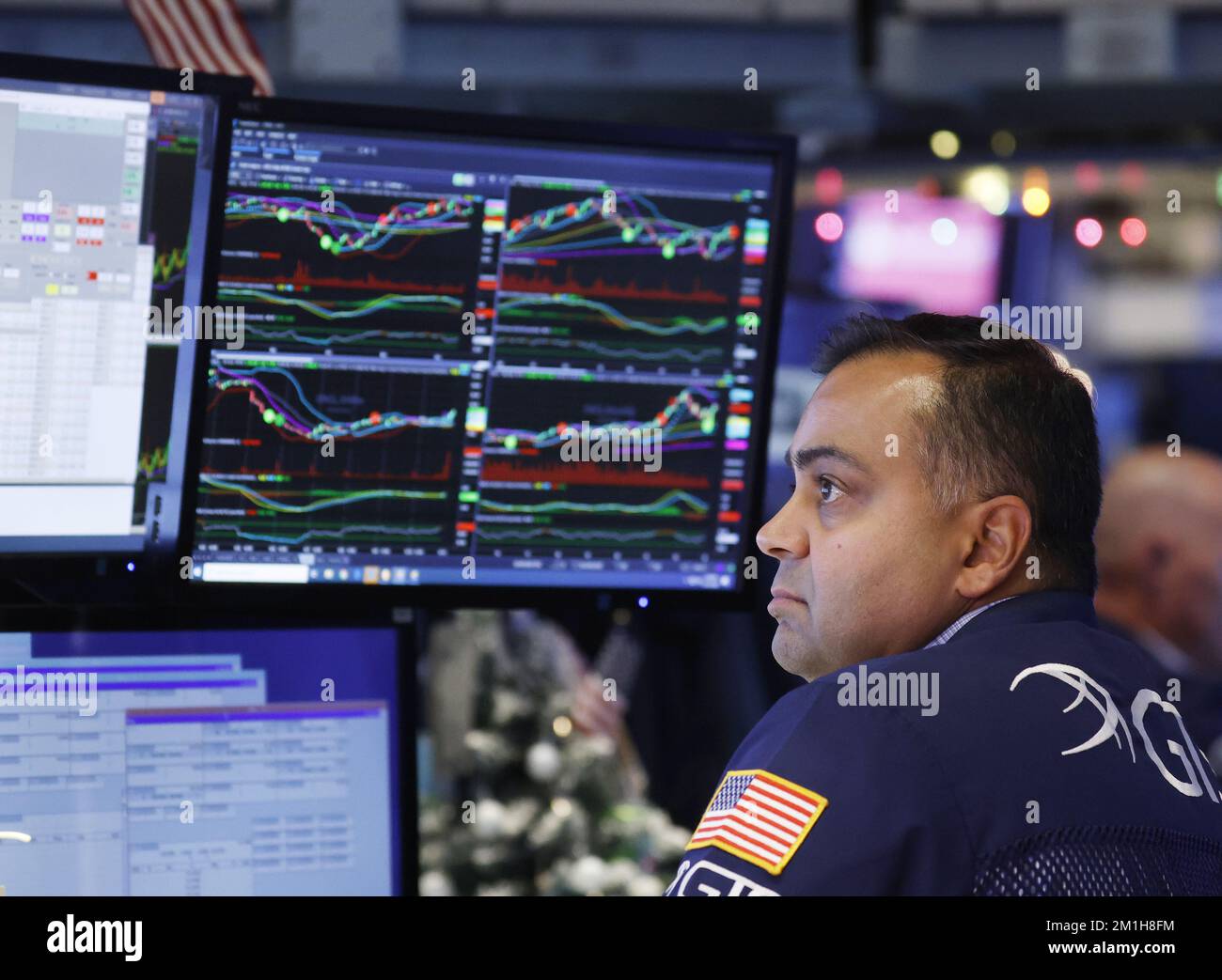 New York, Usa. 12.. Dezember 2022. Händler arbeiten am 12. Dezember 2022 an der New Yorker Börse an der Wall Street in New York City. Foto: John Angelillo/UPI Credit: UPI/Alamy Live News Stockfoto