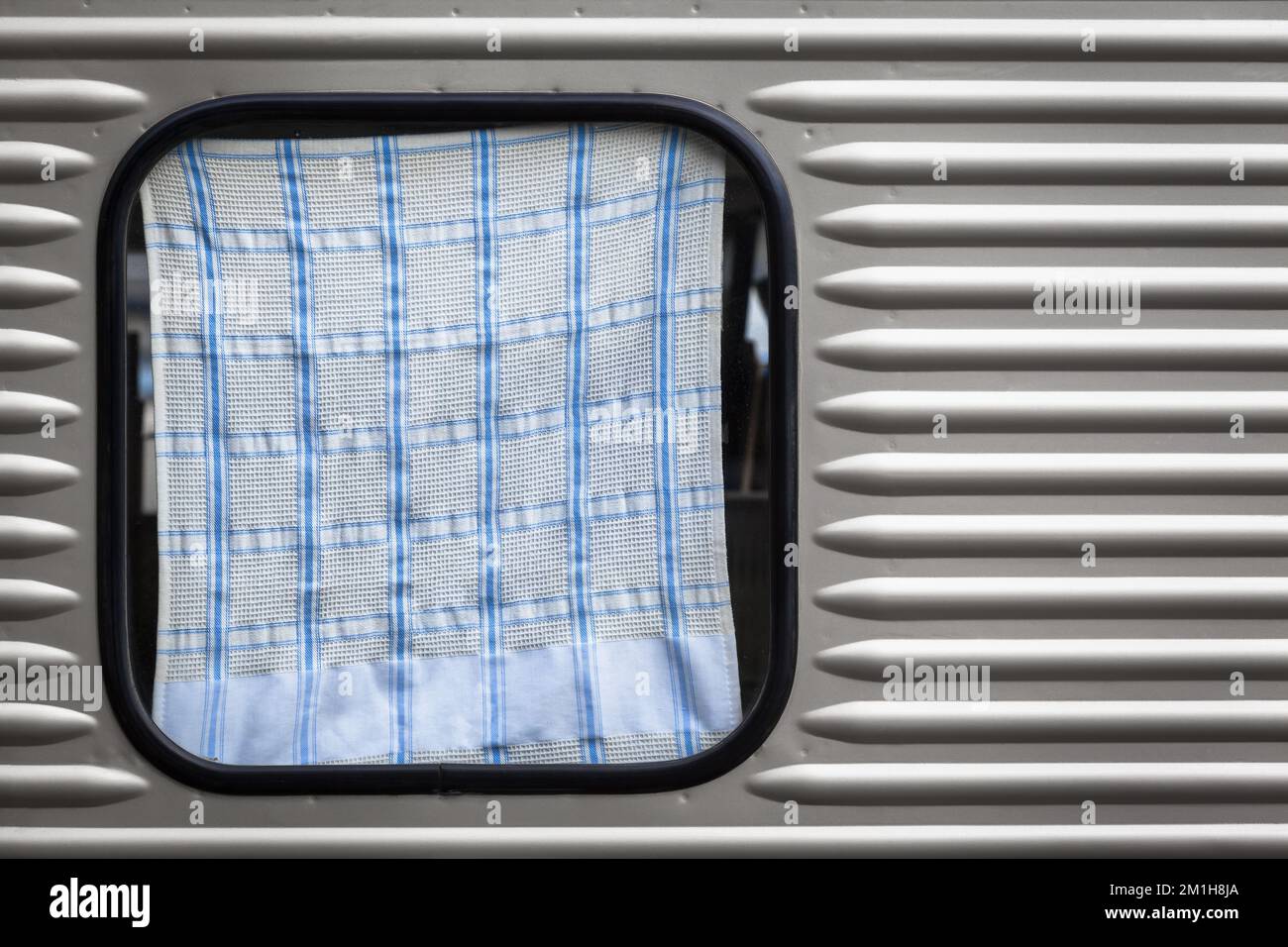 Silbernes, stromlinienförmiges Anhängerfenster mit Geschirrtuch (Kopierbereich) Stockfoto