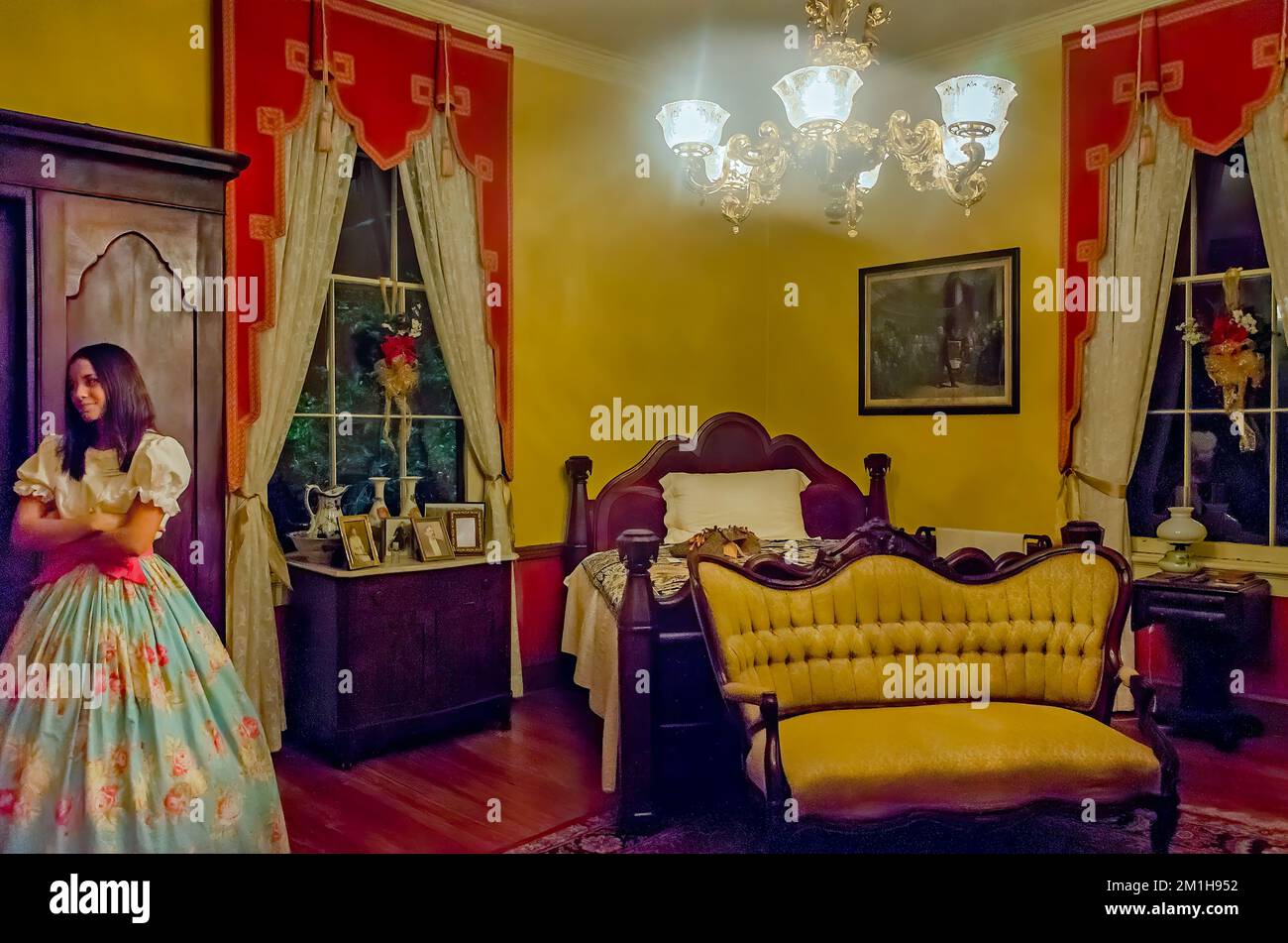 Ein Schlafzimmer wird in der Oakleigh Mansion während Candlelight Christmas in Oakleigh, 10. Dezember 2022, in Mobile, Alabama, abgebildet. Stockfoto