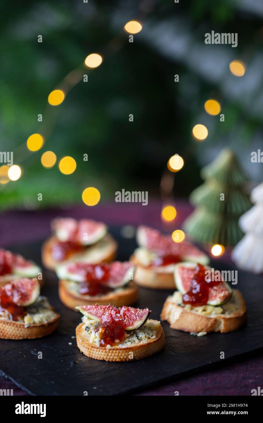 Weihnachtskanapees mit Stilton-Käse und frischen Feigen Stockfoto