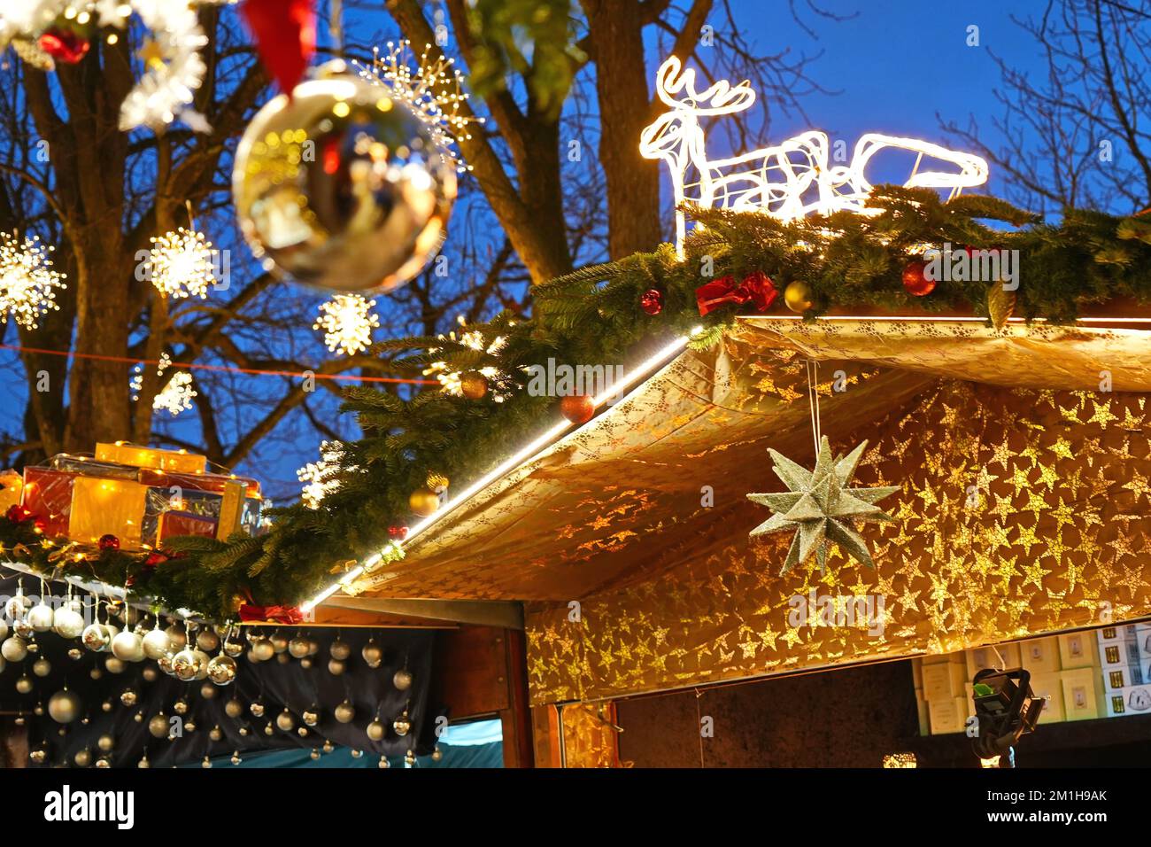 Weihnachtsmarktdekoration als Symbol der Winterferien und des Neujahrs. Basel, Schweiz Stockfoto