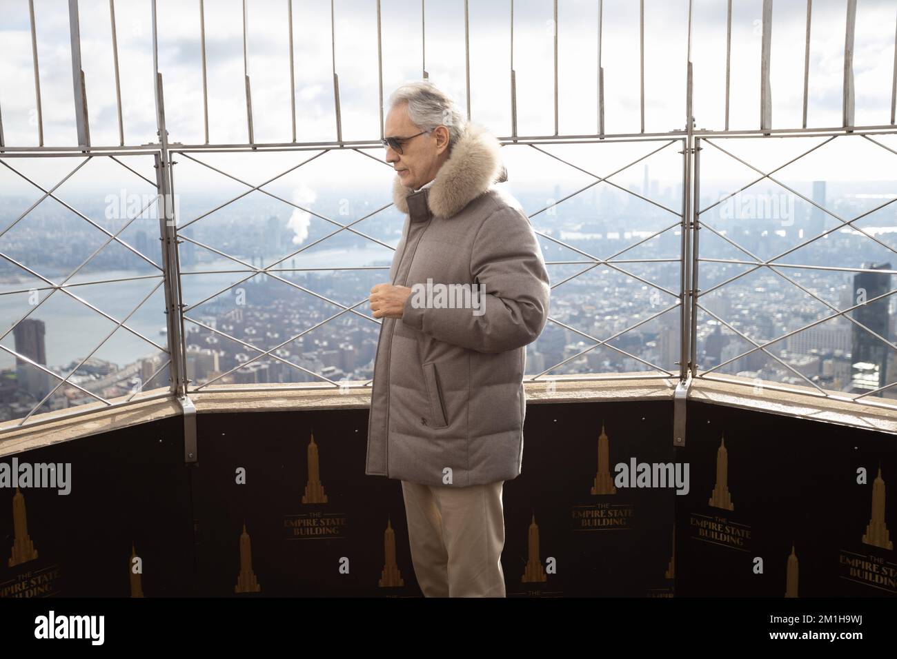 New York, Estados Unidos. 12.. Dezember 2022. Andrea Bocelli Tenor, italienische Komponistin und Musikproduzentin, begleitet von Frau Veronica Berti Bocelli und den Kindern von Virginia Bocelli, Matteo Bocelli, besuchen Sie das Empire State Building in New York City. 12. Dezember 2022 (PhotoVanessa Carvalho) Kredit: Brazil Photo Press/Alamy Live News Stockfoto