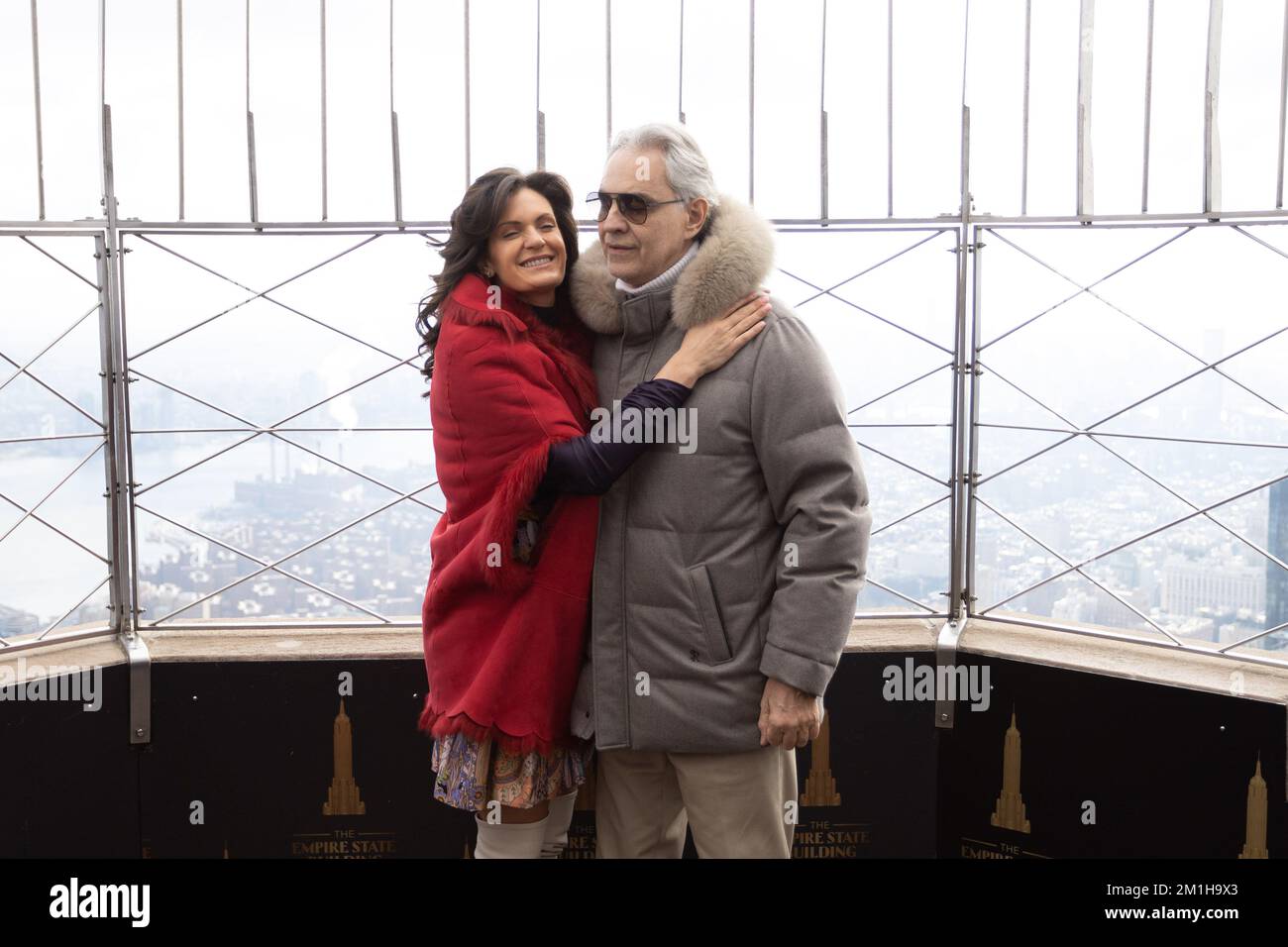 New York, Estados Unidos. 12.. Dezember 2022. Andrea Bocelli Tenor, italienische Komponistin und Musikproduzentin, begleitet von Frau Veronica Berti Bocelli und den Kindern von Virginia Bocelli, Matteo Bocelli, besuchen Sie das Empire State Building in New York City. 12. Dezember 2022 (PhotoVanessa Carvalho) Kredit: Brazil Photo Press/Alamy Live News Stockfoto