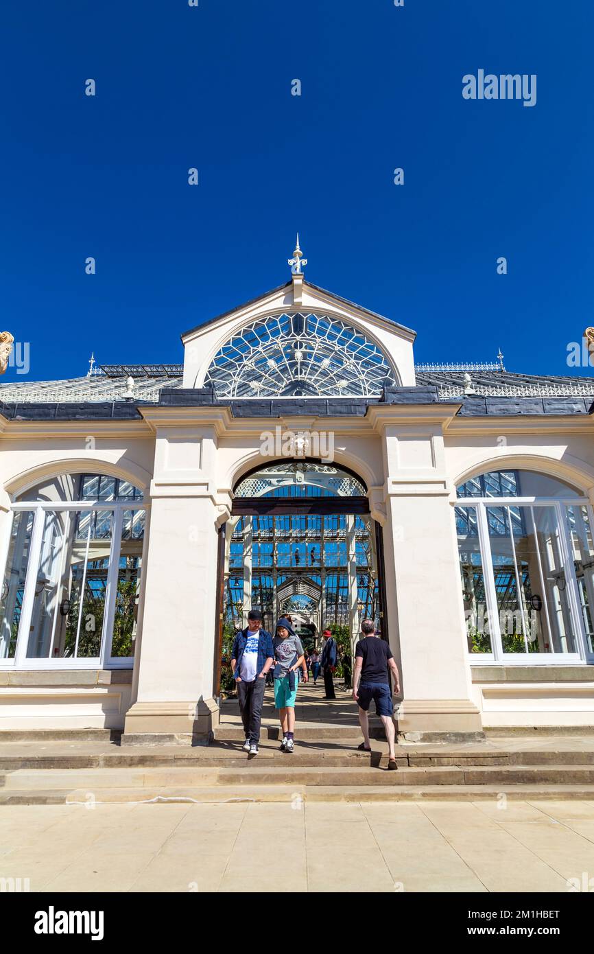 Eintritt zum neu renovierten und wiedereröffneten gemäßigten Haus in Kew Gardens, London, Großbritannien Stockfoto