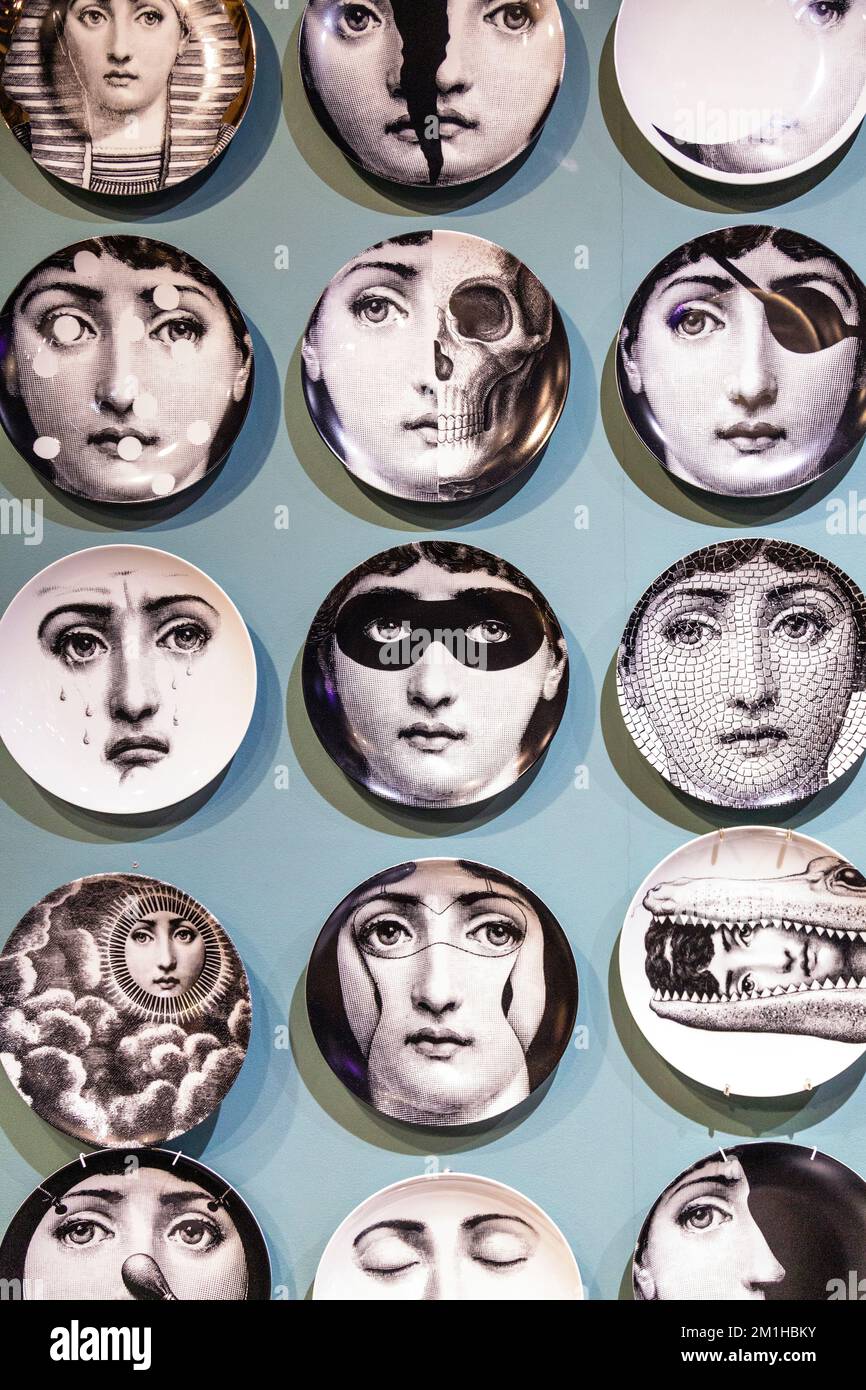 Dekorative Porzellanplatten von Fornasetti im Kaufhaus Liberty London, London, Großbritannien Stockfoto