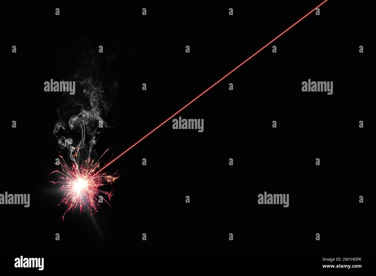 Roter Laser brennt etwas - schwarzer Hintergrund - Abbildung Stockfoto