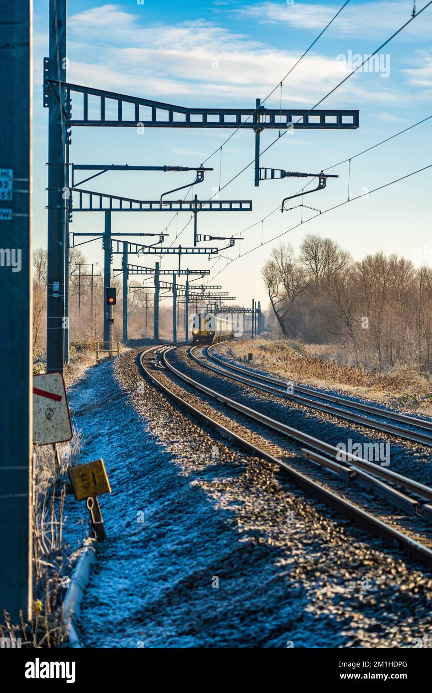 Ein elektrischer Zug, der an einem eiskalten verschneiten Morgen im Dezember auf der GWR Great Western Line verkehrt Stockfoto