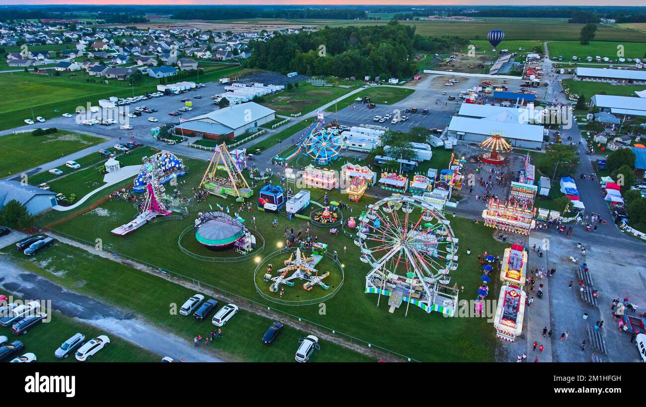 Abenddämmerung über dem Allen County Fair Carnival im Mittleren Westen Indianas Stockfoto