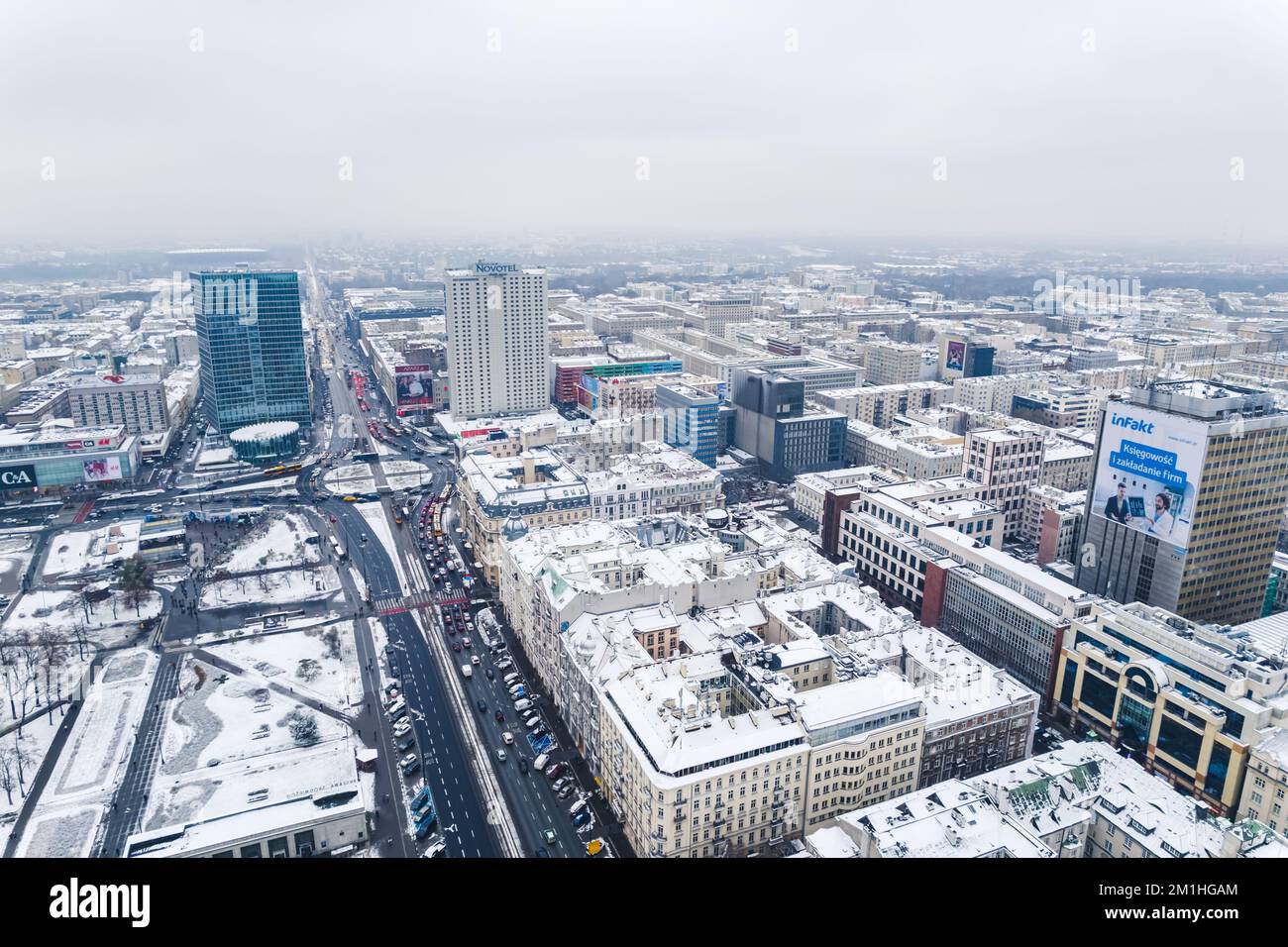 11.21.2022 Warschau, Polen. Verkehrskonzept und öffentliches Verkehrskonzept. Aus der Vogelperspektive sehen Sie die Hauptstraßen im Stadtzentrum von Warschau, bedeckt mit Schnee. Luftaufnahme. Hochwertiges Foto Stockfoto