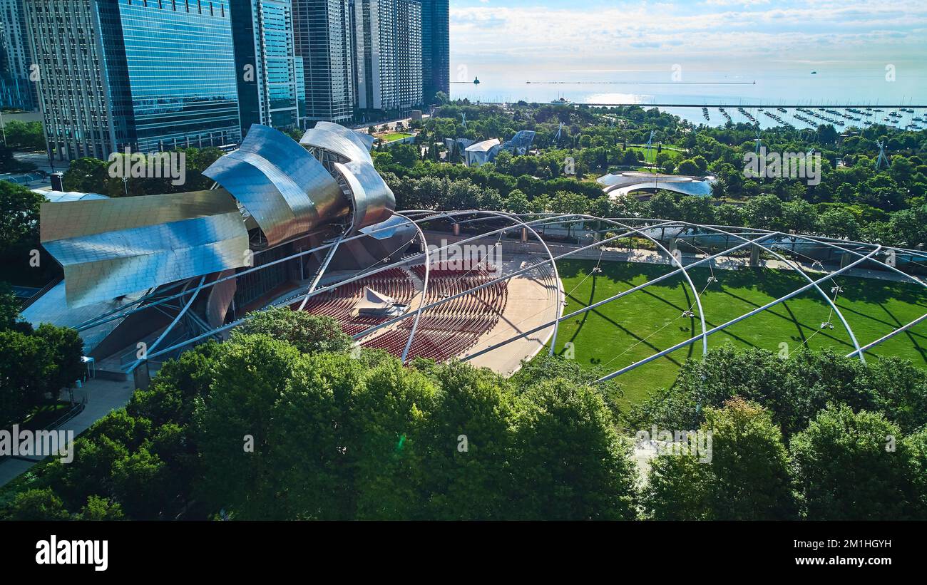 Pavilion im Millennium Park Chicago mit Blick auf die Docks und den Lake Michigan Stockfoto