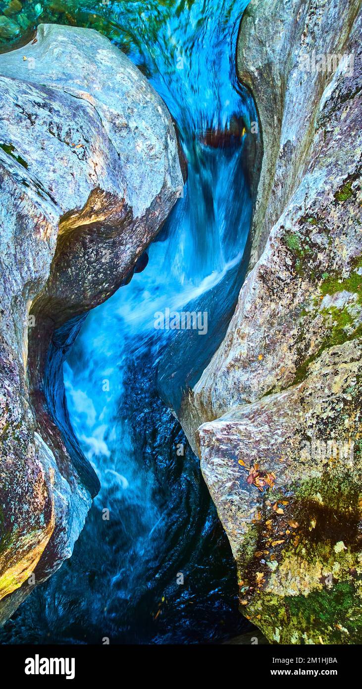 Der Blick auf die tosenden Stromschnellen fließt im Detail zwischen zwei Felswänden Stockfoto