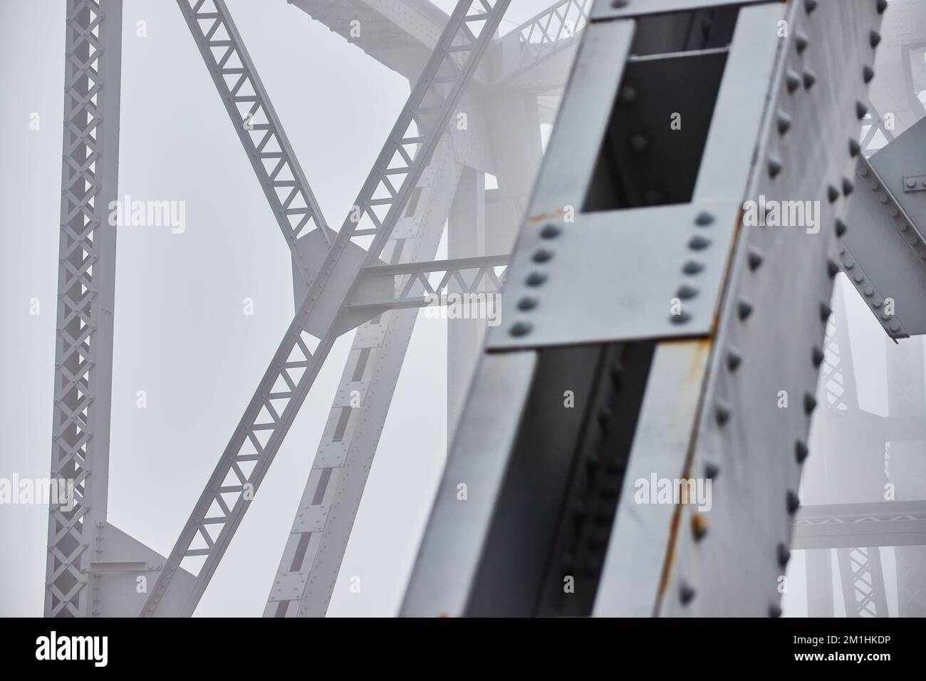 Neblige Morgendetails von Stahlträgern auf der Brücke Stockfoto