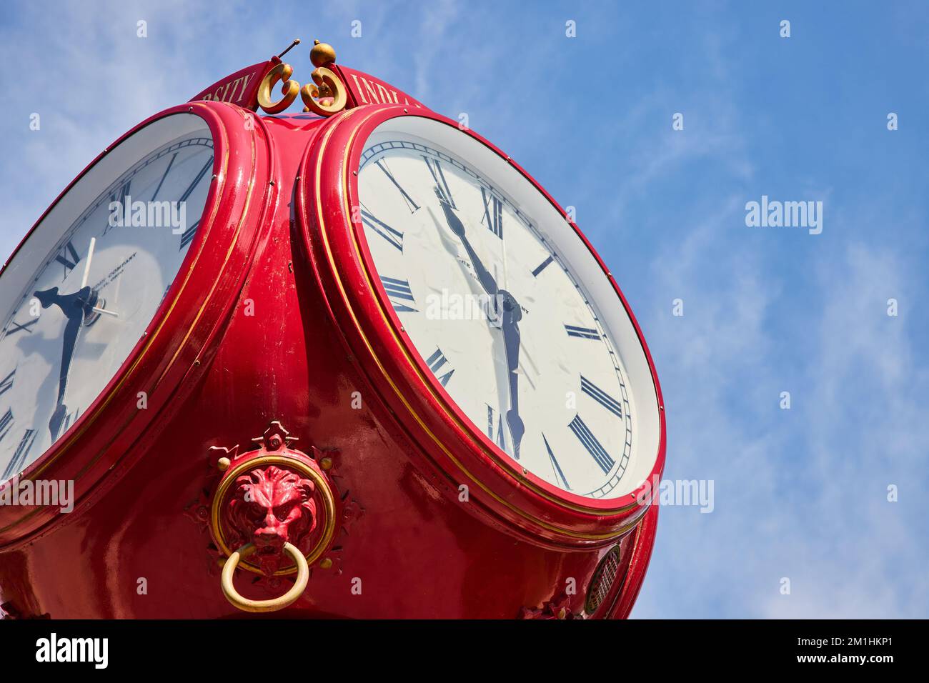 Details der roten Uhr mit blauem Himmel in der Bloomington Indiana University Stockfoto