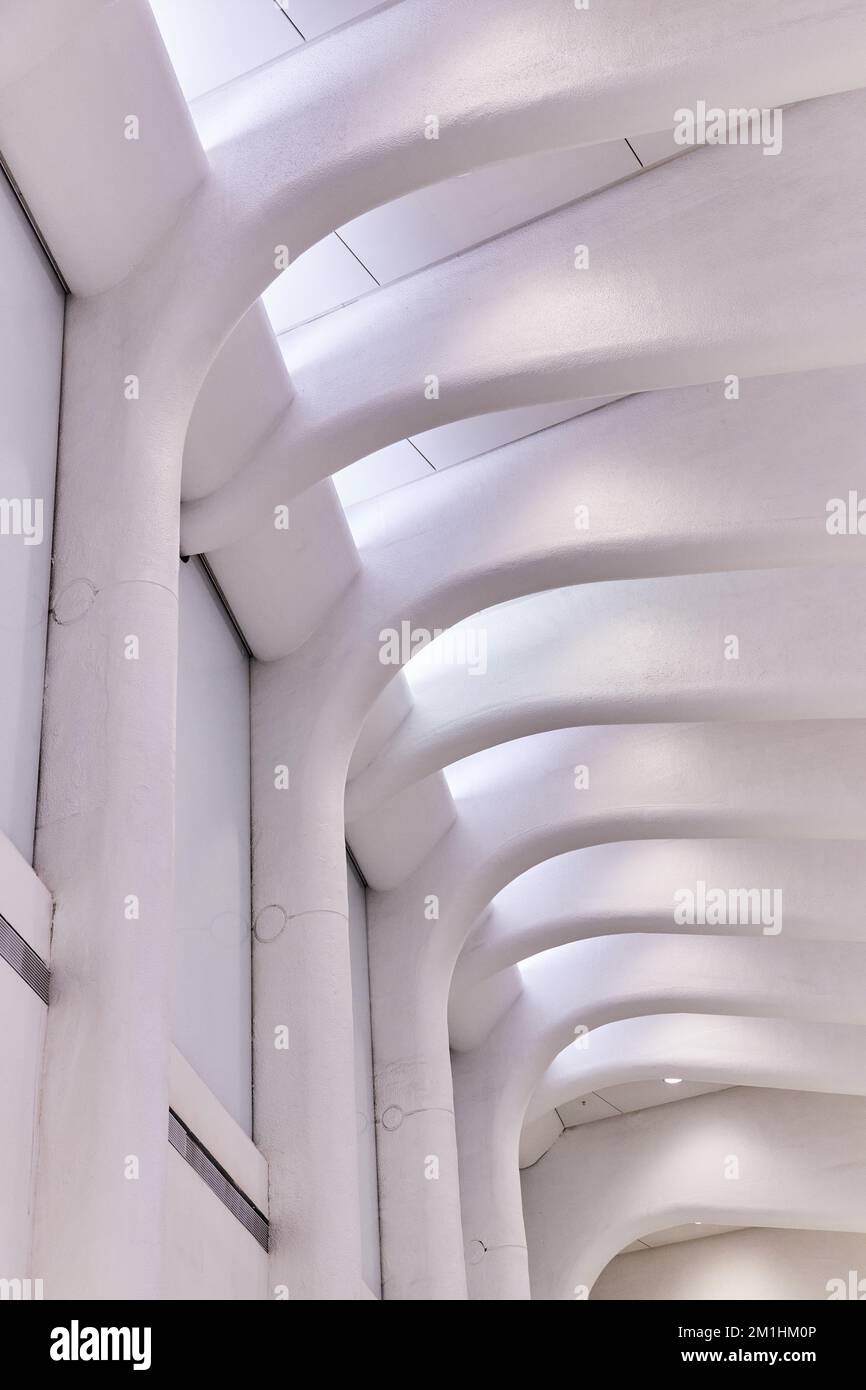 Moderne Bahnhofsarchitektur mit weißer Rippendecke Stockfoto