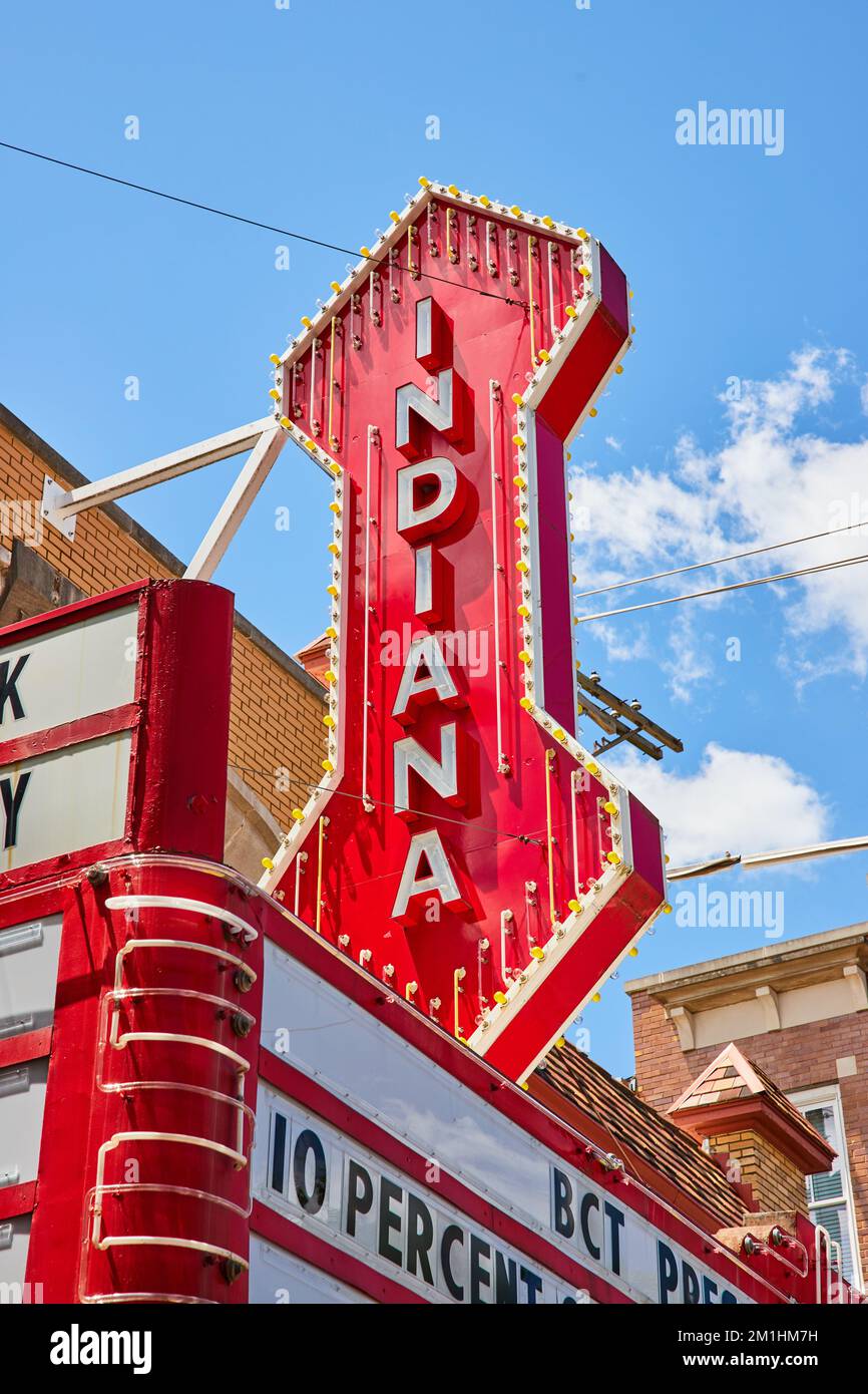 Detail eines roten Schildes mit der Aufschrift Indiana für ein altes Theater Stockfoto