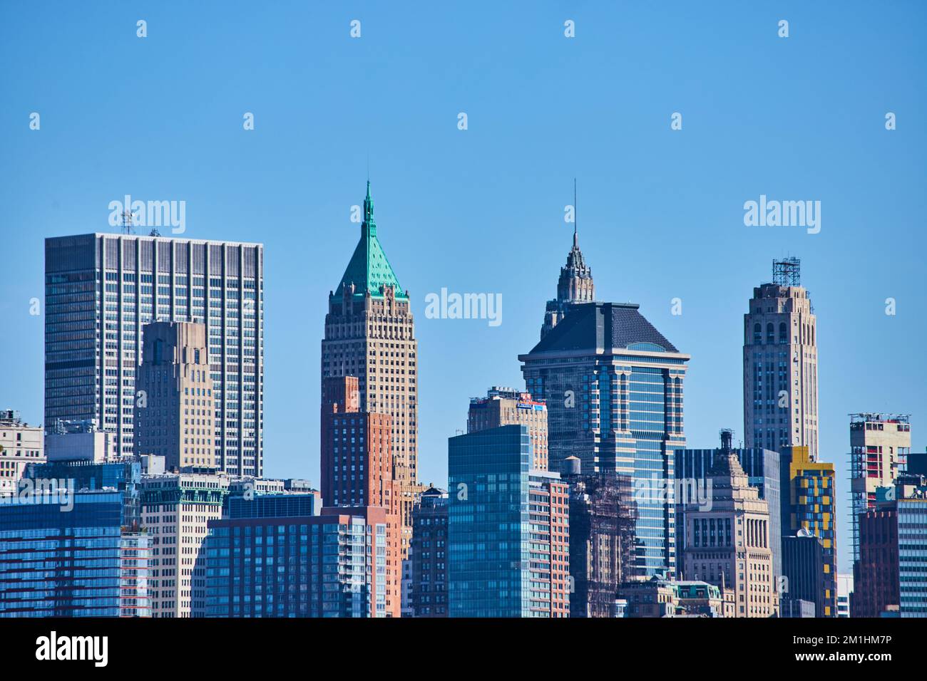 Details der Skyline von New York City mit Wolkenkratzern mit blauem Himmel Stockfoto
