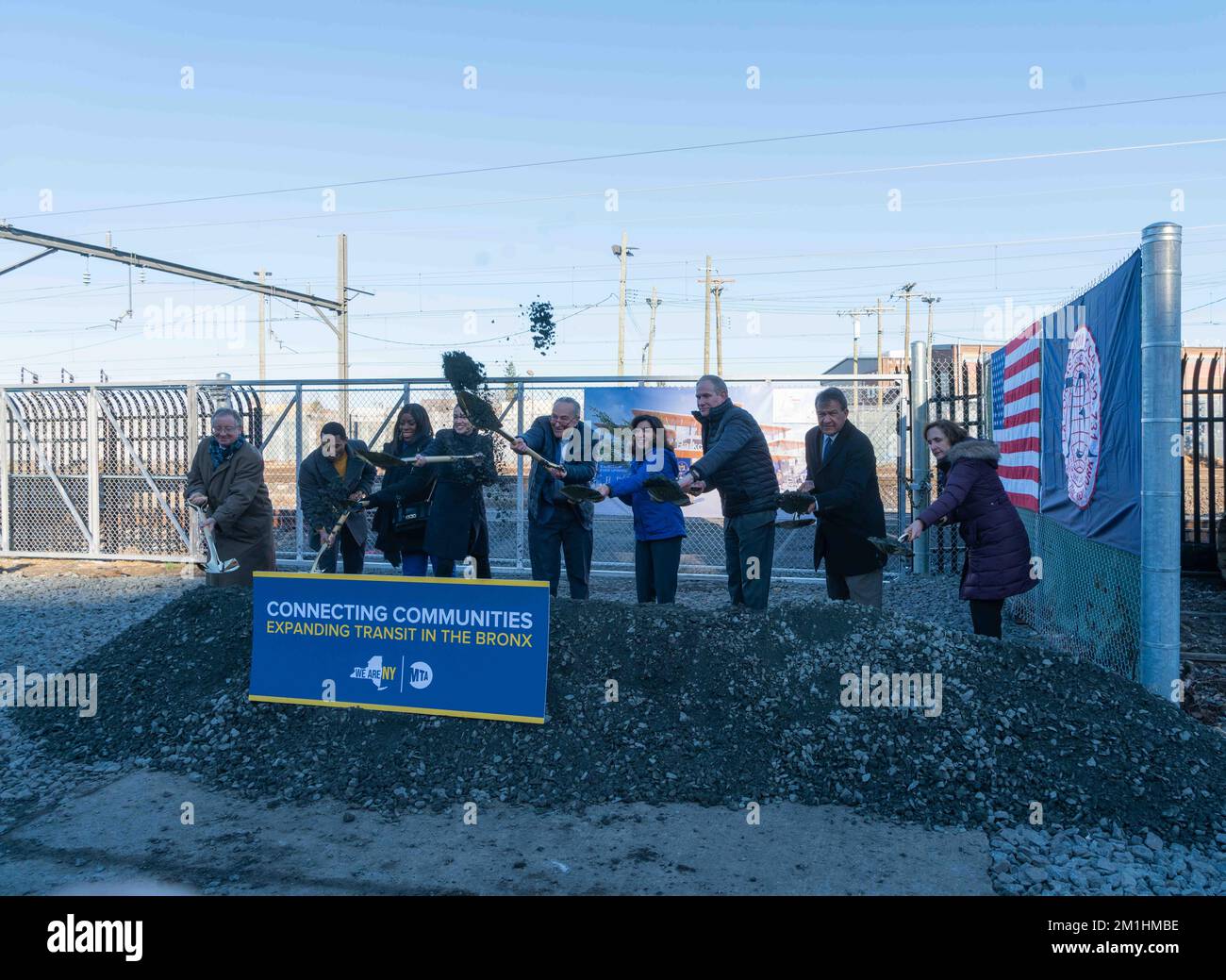 Bronx, New York, USA. 9.. Dezember 2022. Kathy Hochul, Gouverneur des Bundesstaats New York, hält bei einer bahnbrechenden Zeremonie und später eine Pressekonferenz ab, um Einzelheiten über die Erweiterung des Projekts Metro North Penn Station Access in der Bronx zu erfahren. (Kreditbild: © Steve Sanchez/Pacific Press via ZUMA Press Wire) Stockfoto