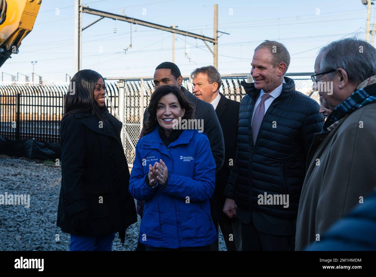 Bronx, New York, USA. 9.. Dezember 2022. Kathy Hochul, Gouverneur des Bundesstaats New York, hält bei einer bahnbrechenden Zeremonie und später eine Pressekonferenz ab, um Einzelheiten über die Erweiterung des Projekts Metro North Penn Station Access in der Bronx zu erfahren. (Kreditbild: © Steve Sanchez/Pacific Press via ZUMA Press Wire) Stockfoto