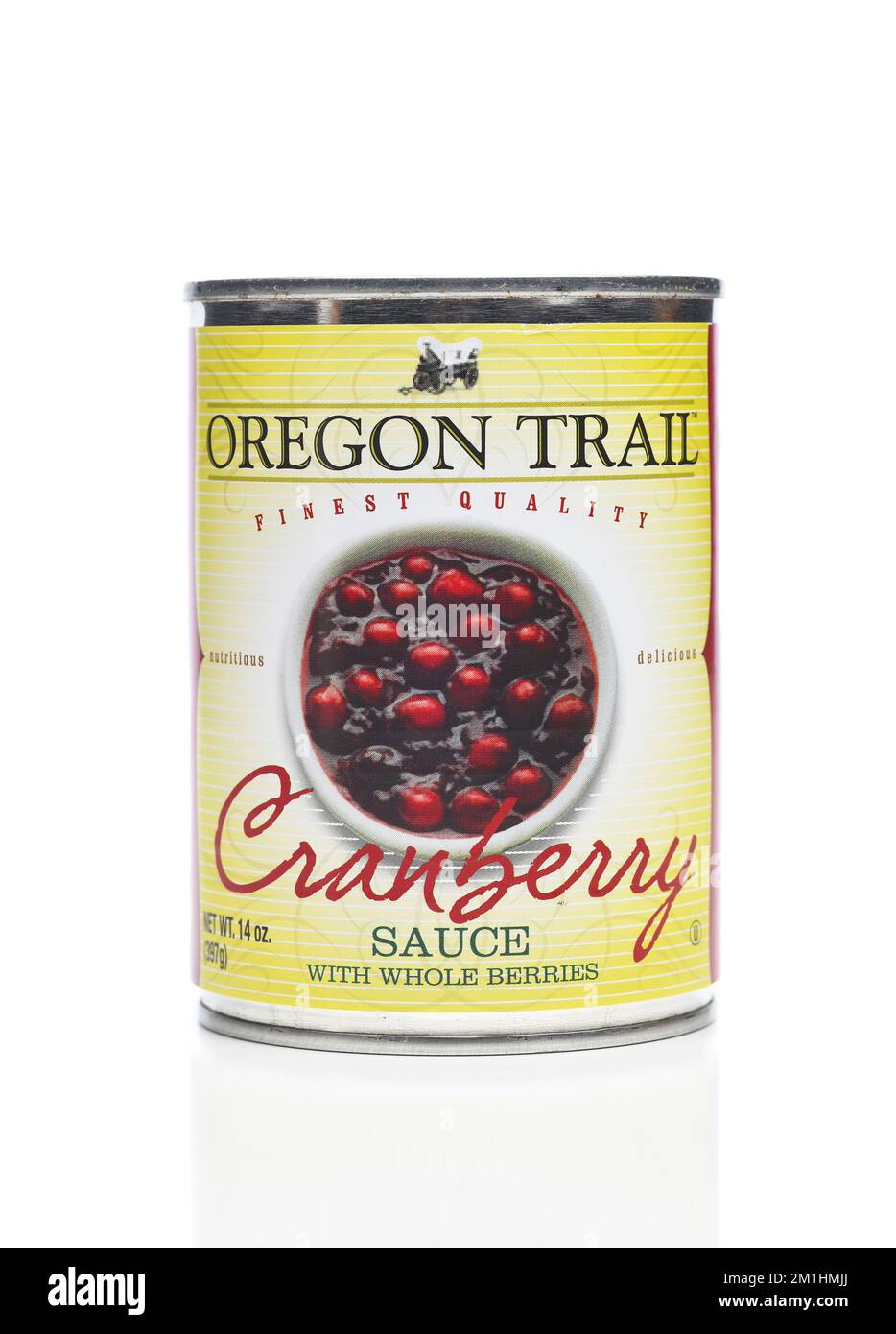 IRVINE, KALIFORNIEN - 12. DEZEMBER 2022: Eine Dose Oregon Trail Whole Berry Cranberry Sauce. Stockfoto