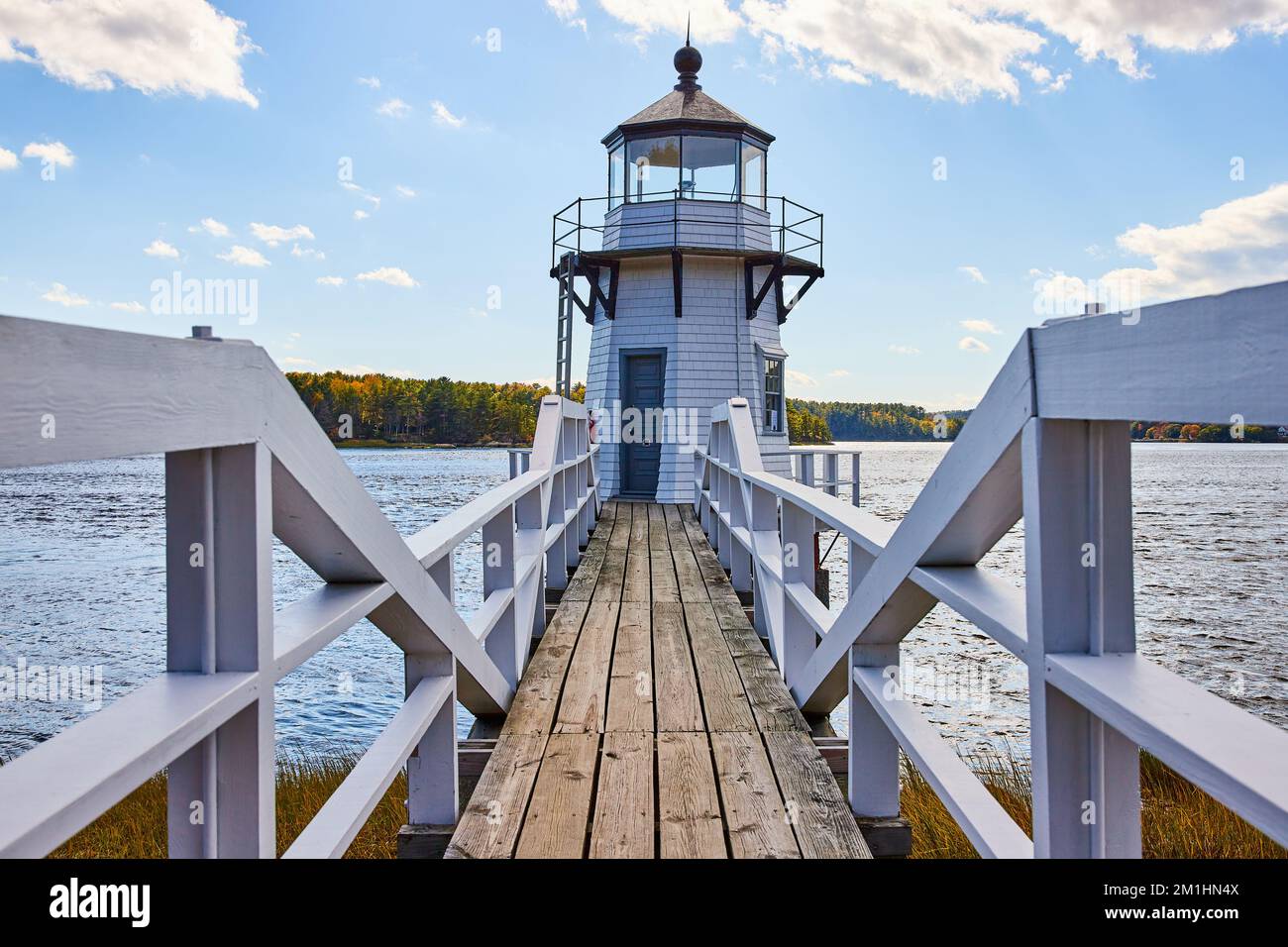 Weißer Leuchtturm von Maine mit Holzsteg und Geländer Stockfoto