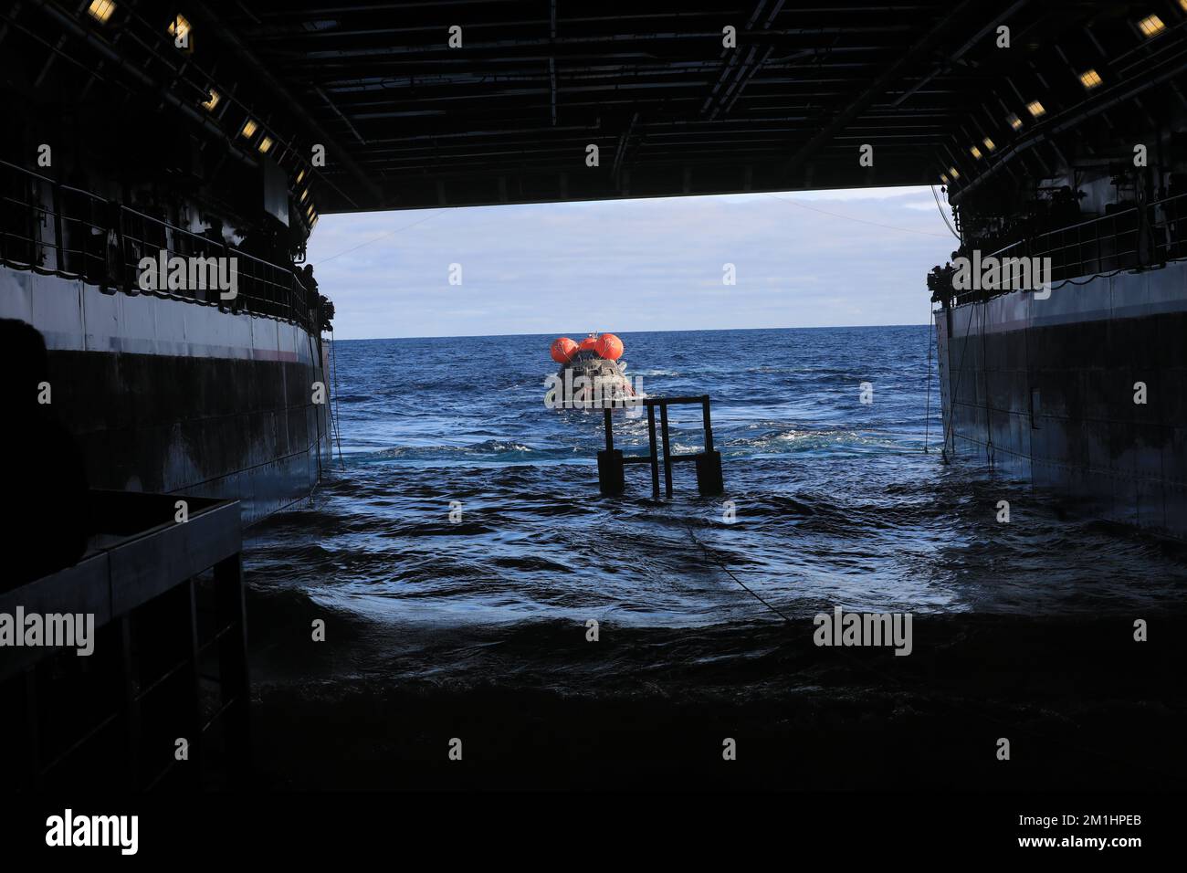 Pazifik, Vereinigte Staaten von Amerika. 11. Dezember 2022. Das unbemannte NASA Orion Raumschiff der Artemis I Mission wird auf das Brunnendeck der USA geschleppt Navy San Antonio-Klasse Amphibienschiff USS Portland nach der ersten Wasserlandung im Pazifik, 11. Dezember 2022 vor der Küste von Baja California. Das unbemannte Orion-Raumschiff verbrachte 25 Tage im Weltraum während einer Testreise zum Mond. Kredit: Kim Shiflett/NASA/Alamy Live News Stockfoto