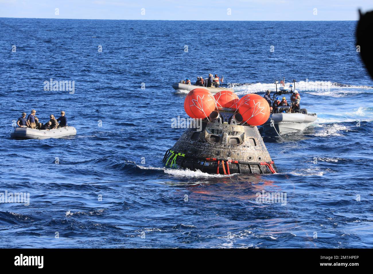 Pazifik, Vereinigte Staaten von Amerika. 11. Dezember 2022. Das unbemannte NASA Orion Raumschiff der Artemis I Mission wird auf das Brunnendeck der USA geschleppt Navy San Antonio-Klasse Amphibienschiff USS Portland nach der ersten Wasserlandung im Pazifik, 11. Dezember 2022 vor der Küste von Baja California. Das unbemannte Orion-Raumschiff verbrachte 25 Tage im Weltraum während einer Testreise zum Mond. Kredit: Kim Shiflett/NASA/Alamy Live News Stockfoto