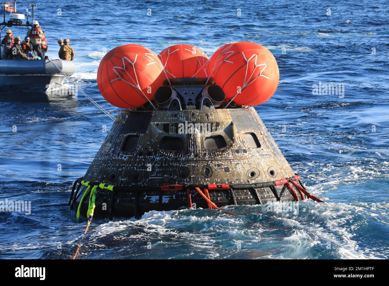 Pazifik, Vereinigte Staaten von Amerika. 11. Dezember 2022. Das unbemannte NASA Orion Raumschiff der Artemis I Mission wird auf das Brunnendeck der USA geschleppt Navy San Antonio-Klasse Amphibienschiff USS Portland nach der ersten Wasserlandung im Pazifik, 11. Dezember 2022 vor der Küste von Baja California. Das unbemannte Orion-Raumschiff verbrachte 25 Tage im Weltraum während einer Testreise zum Mond. Kredit: Kim Shiflett/NASA/Alamy Live News Stockfoto