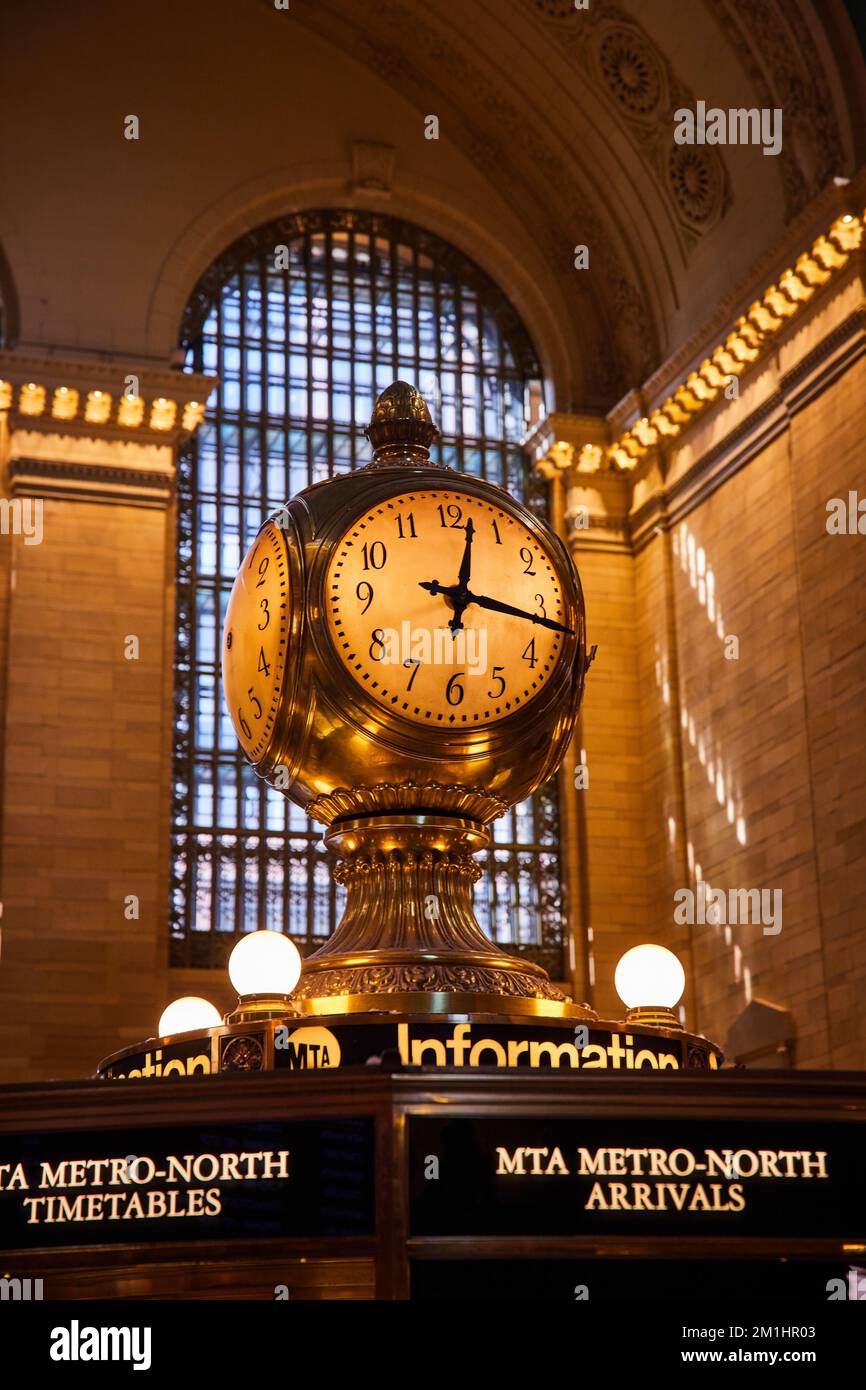 Stempeln Sie in goldenem Licht in der Grand Central Station New York City Stockfoto