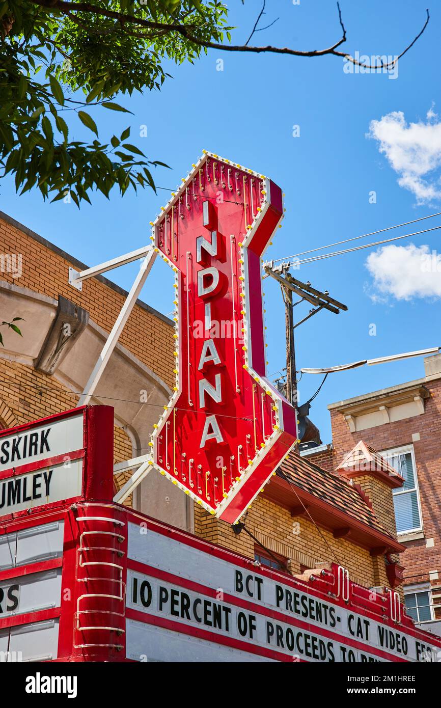 Rotes Bloomington Indiana-Schild für Theaterdetails Stockfoto