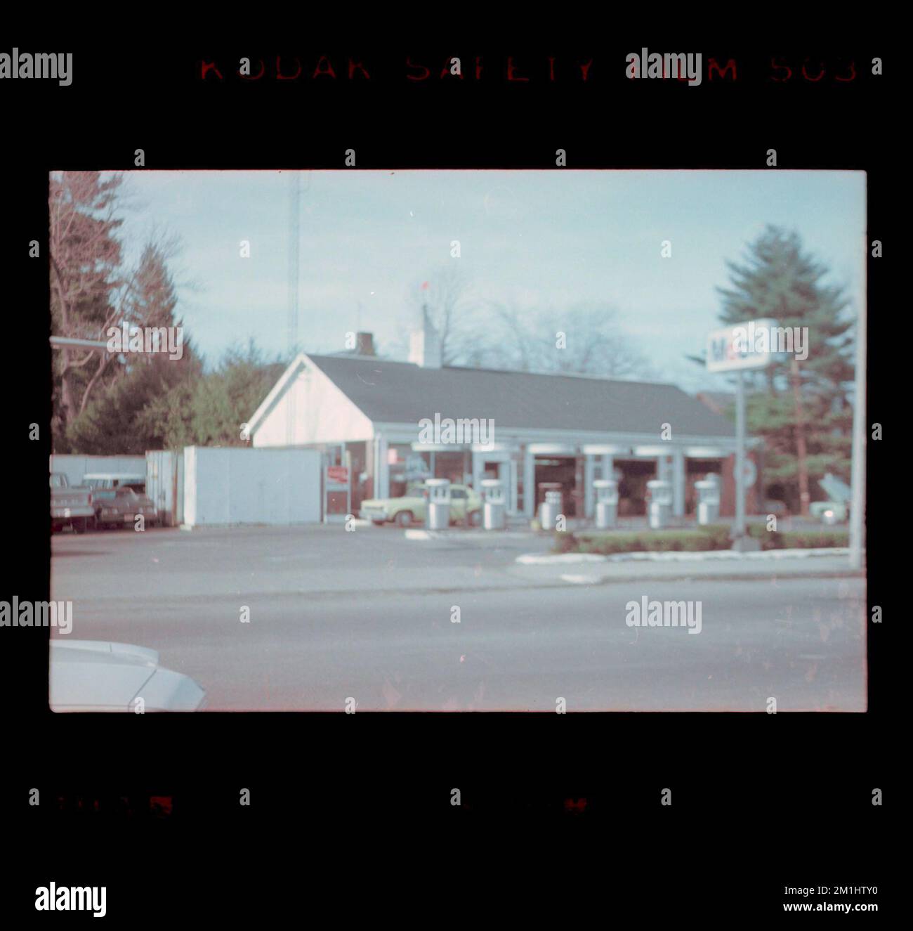 1111 Great Plain Ave, Automobil-Tankstellen. Needham Building Kollektion Stockfoto