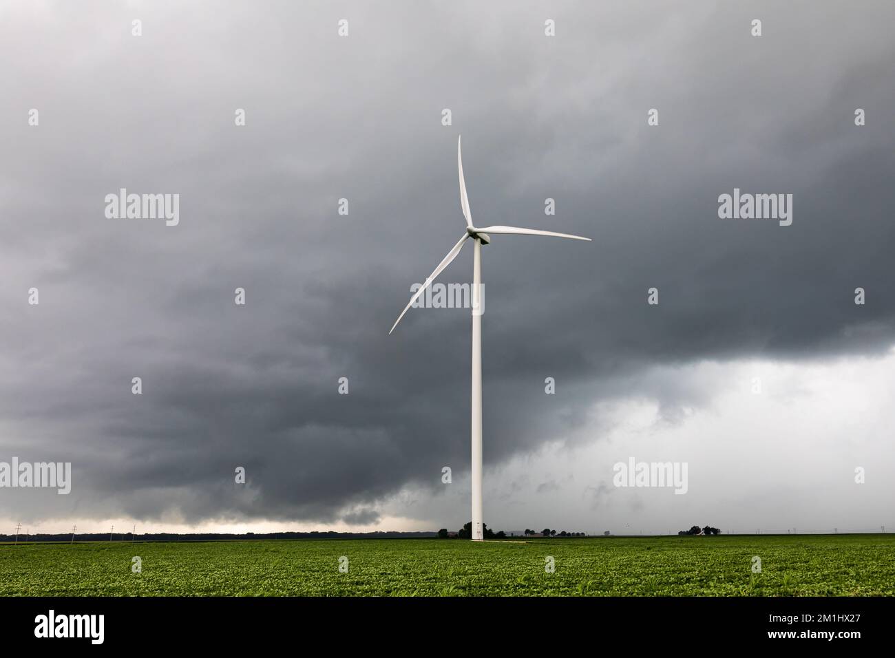 Gewitter mit dunklen Wolken und Windturbine. Unwetterwarnung, gefährlicher Sturm und Energiekonzept für Windparks Stockfoto