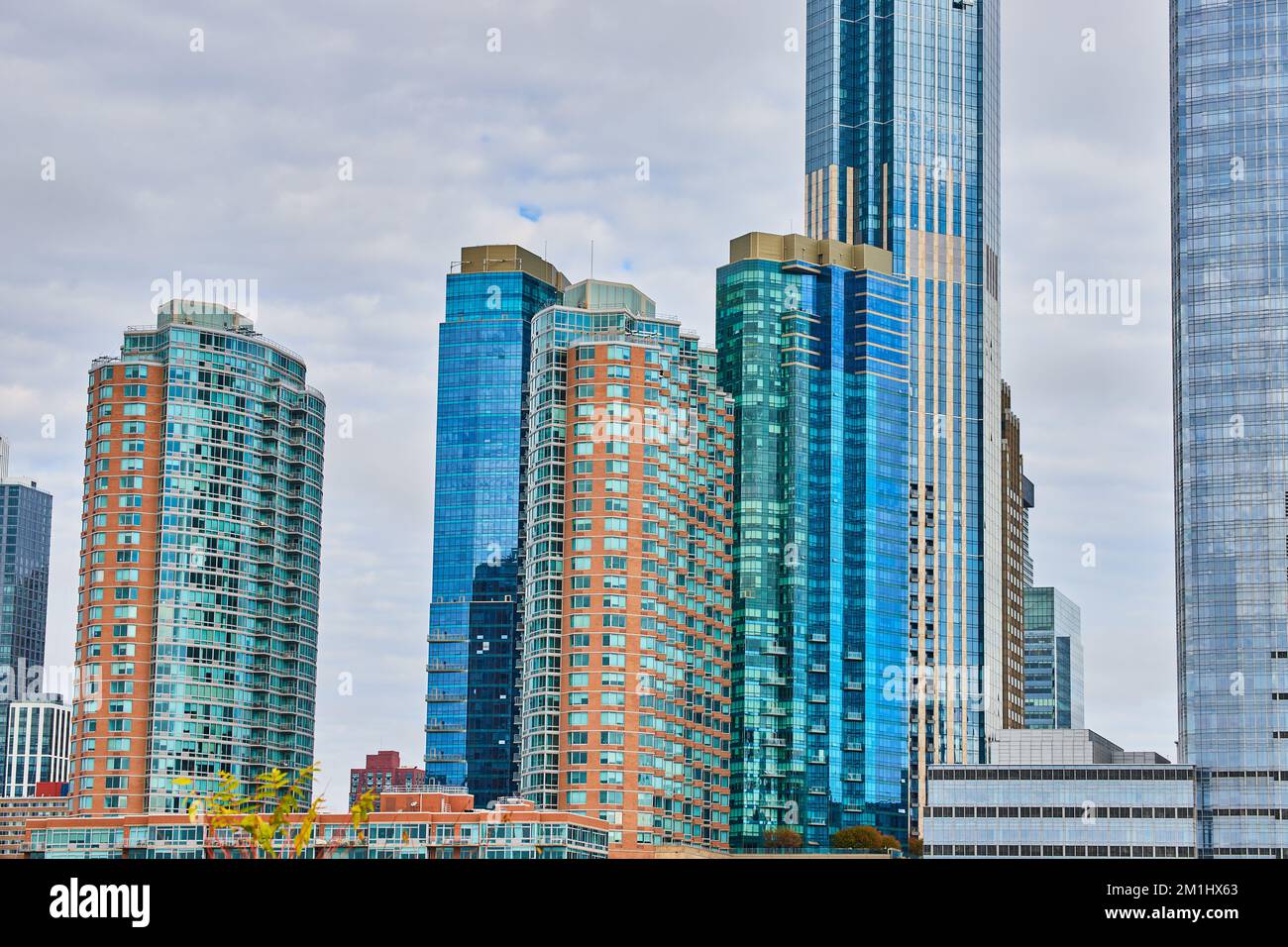 Details der Wolkenkratzer von New Jersey mit leuchtend blauen und grünen Glasgebäuden Stockfoto