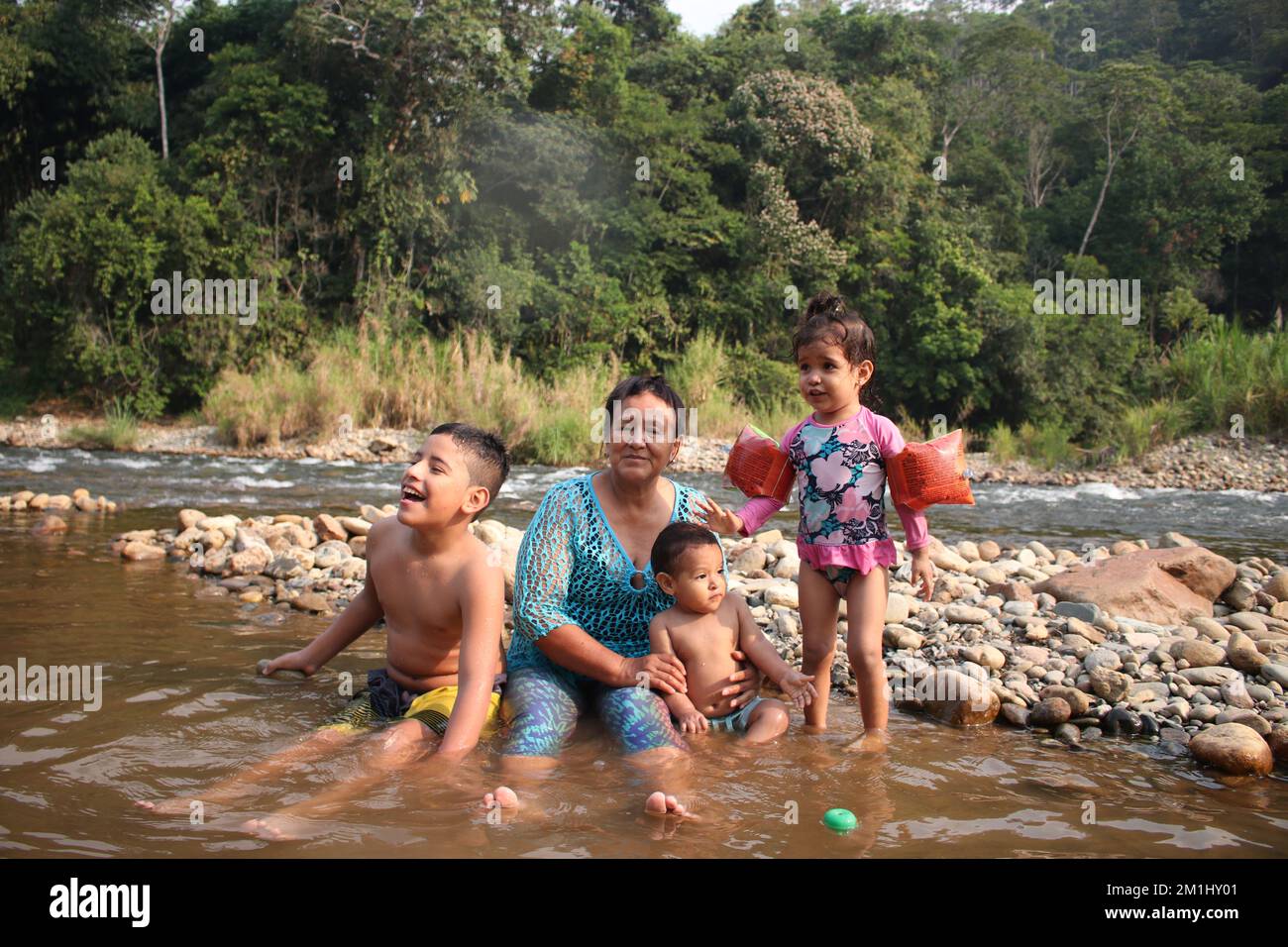 familia feliz en la naturaleza Stockfoto