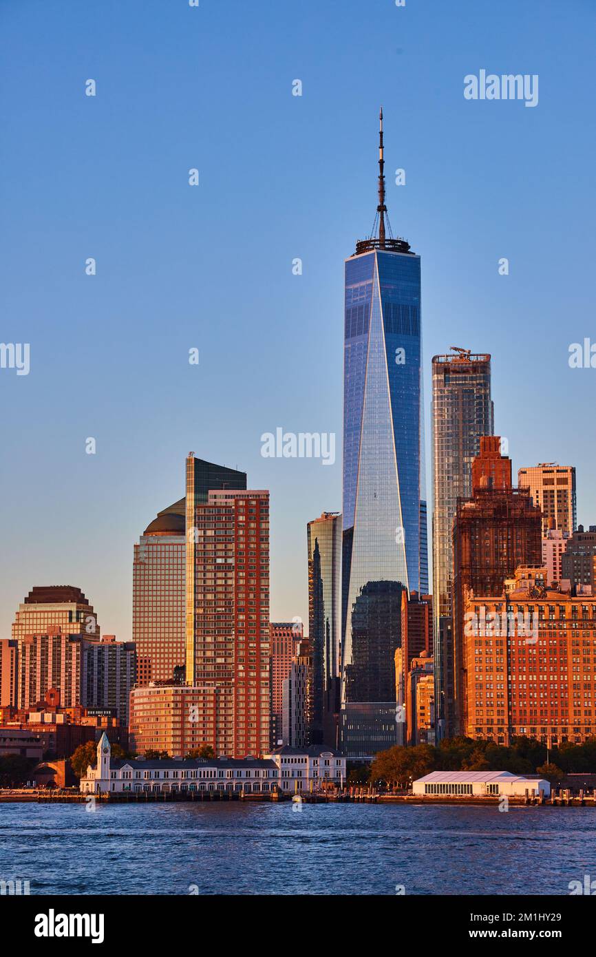 Blick auf das neue One World Observatory in New York City von der Küste im Süden Manhattans im goldenen Sonnenuntergang Stockfoto