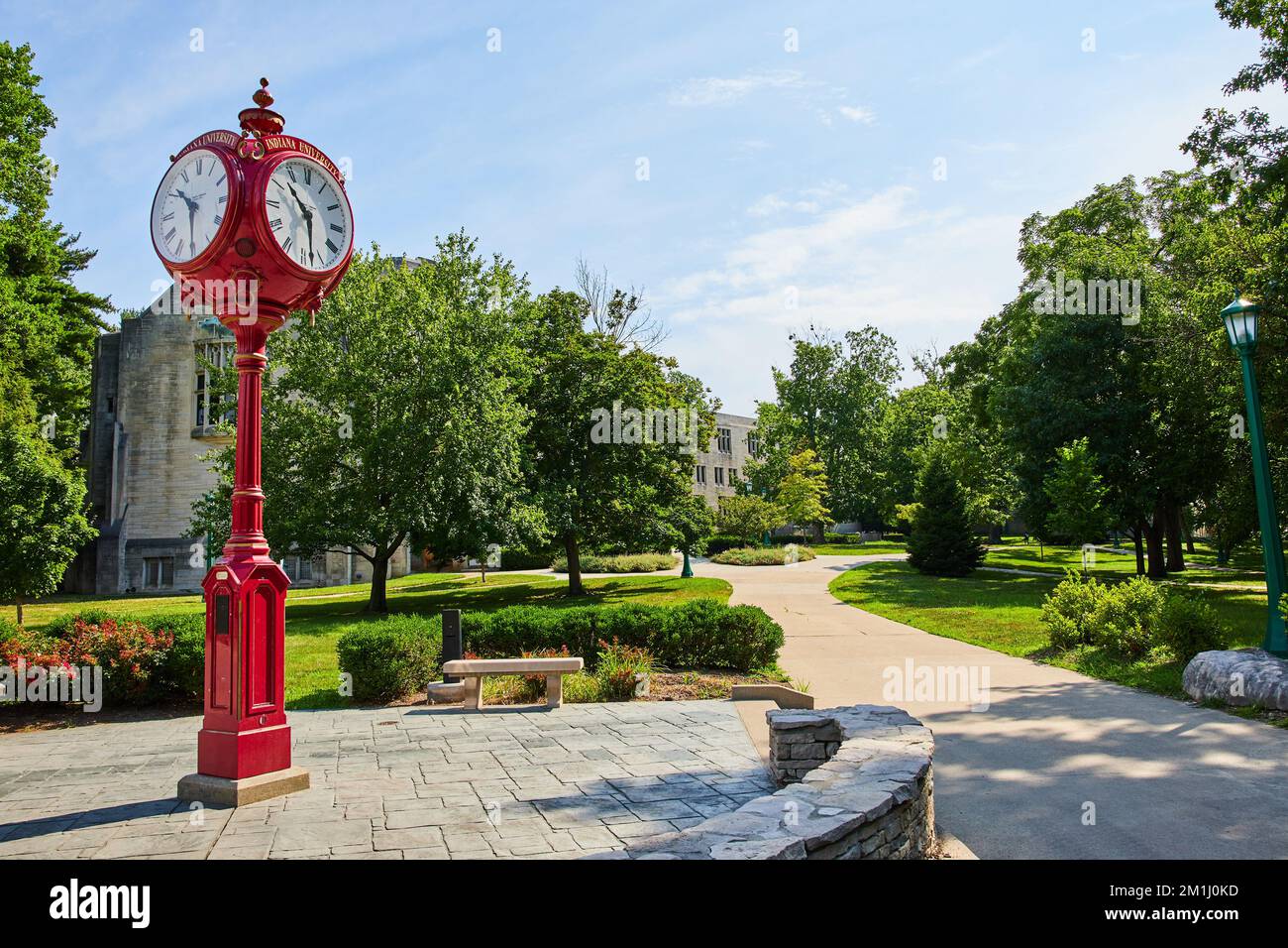 Rote Uhr auf dem Campus der Indiana University Stockfoto