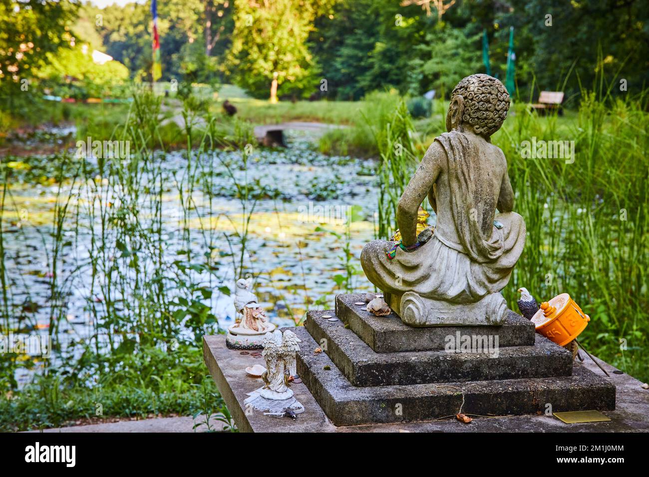 Blick hinter der tibetischen mongolischen buddhistischen Statue mit Blick auf den Lilienteich Stockfoto
