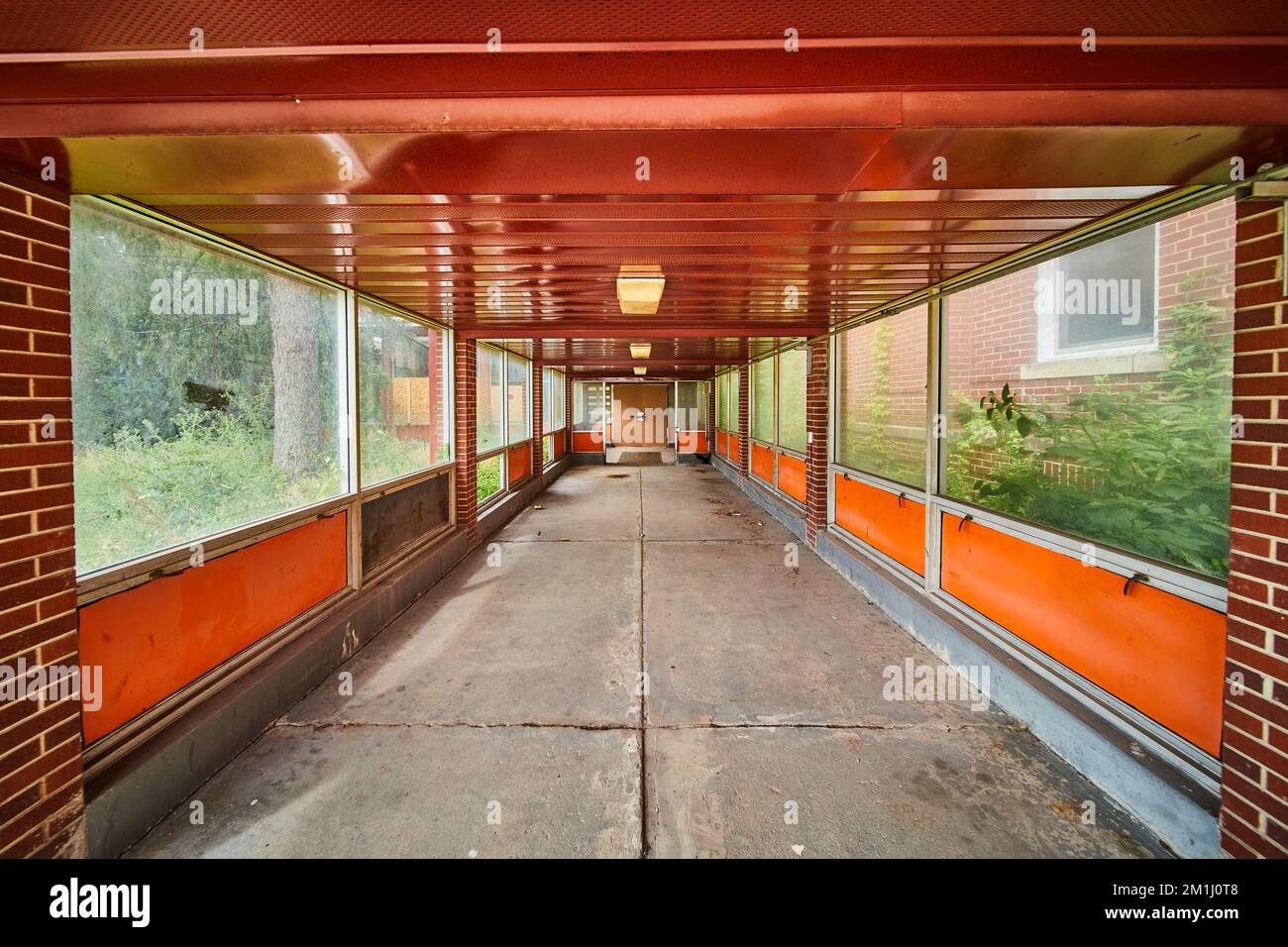 Überdachter Gehweg in ein verlassenes Ziegelgebäude Stockfoto