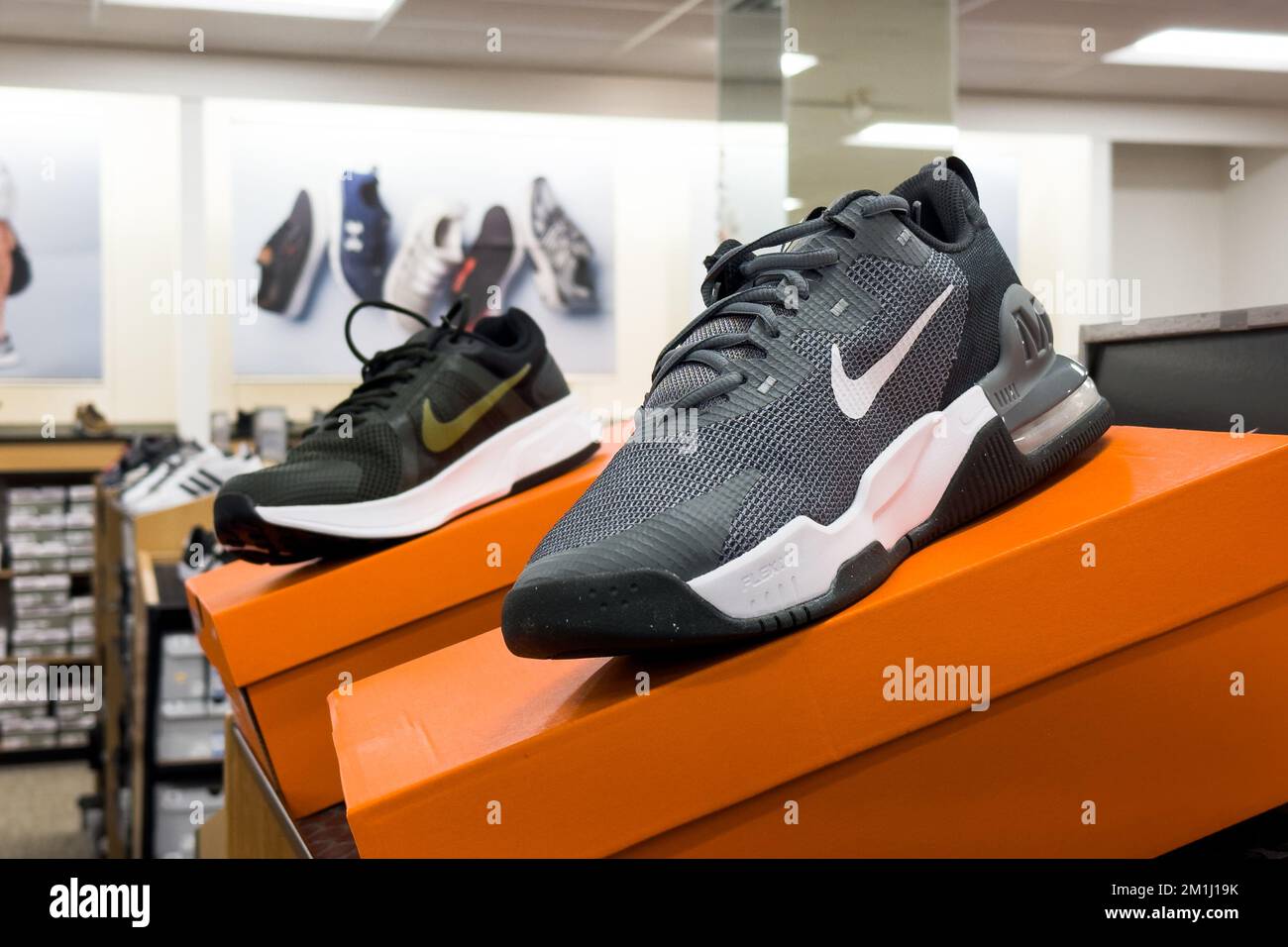 Nike Sportschuhe werden im Regal des Geschäfts ausgestellt Stockfoto