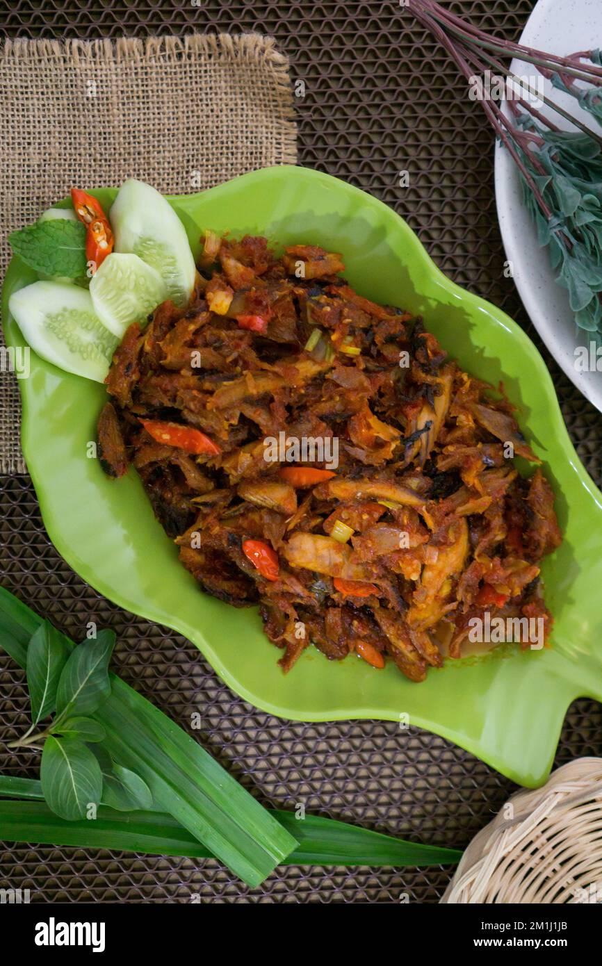 Pampis Tongkol/Cakalang, Manados traditionelles Fischgericht mit scharfem Fisch, serviert auf grünem Teller Stockfoto