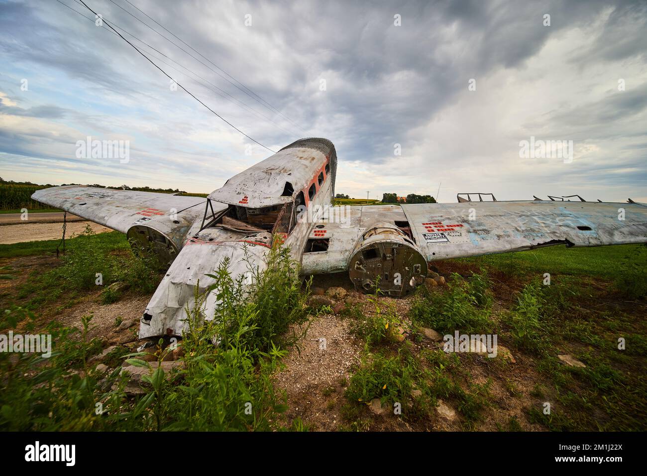 Vor einem abgestürzten Flugzeug in Fields of America Stockfoto