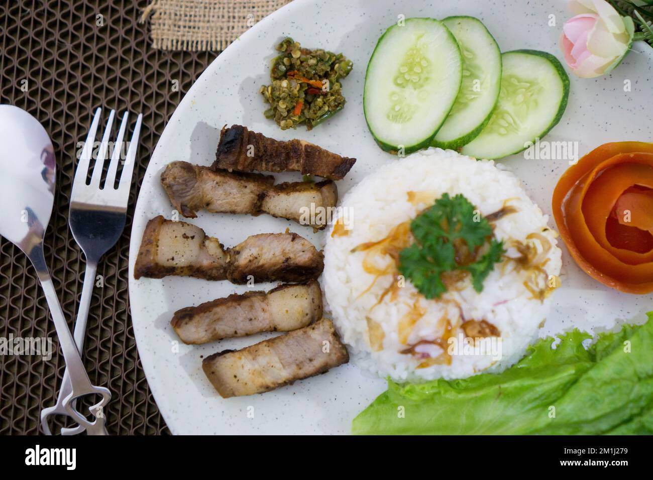 Babi Panggang, das Batak North Sumatra Gericht, gebratenes Schweinefleisch in traditionellen Gewürzen Stockfoto