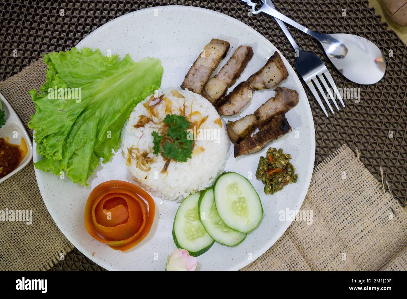 Babi Panggang, das Batak North Sumatra Gericht, gebratenes Schweinefleisch in traditionellen Gewürzen Stockfoto