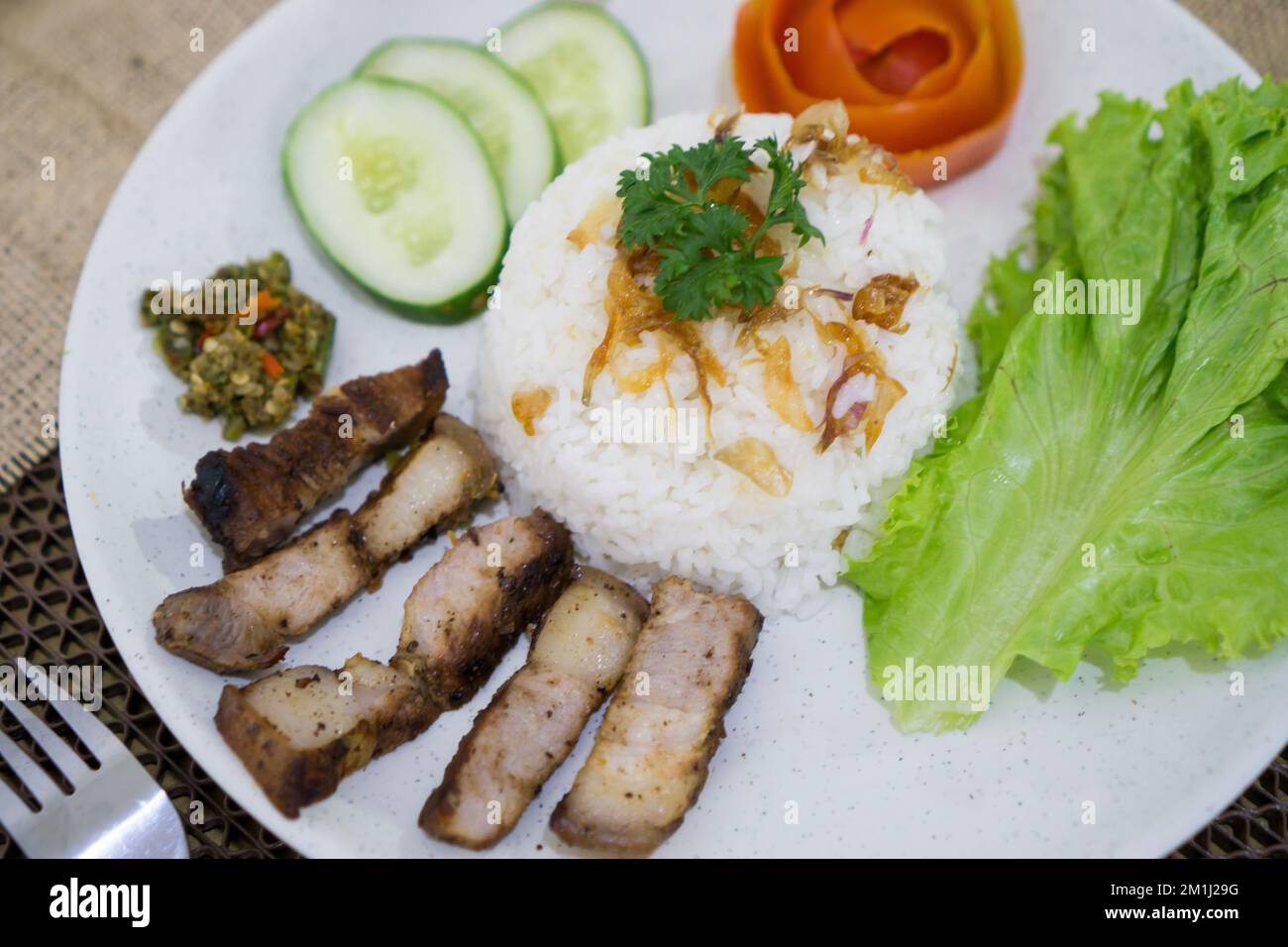 Babi Panggang, das Batak North Sumatra Gericht, gebratenes Schweinefleisch in traditionellen Gewürzen Stockfoto