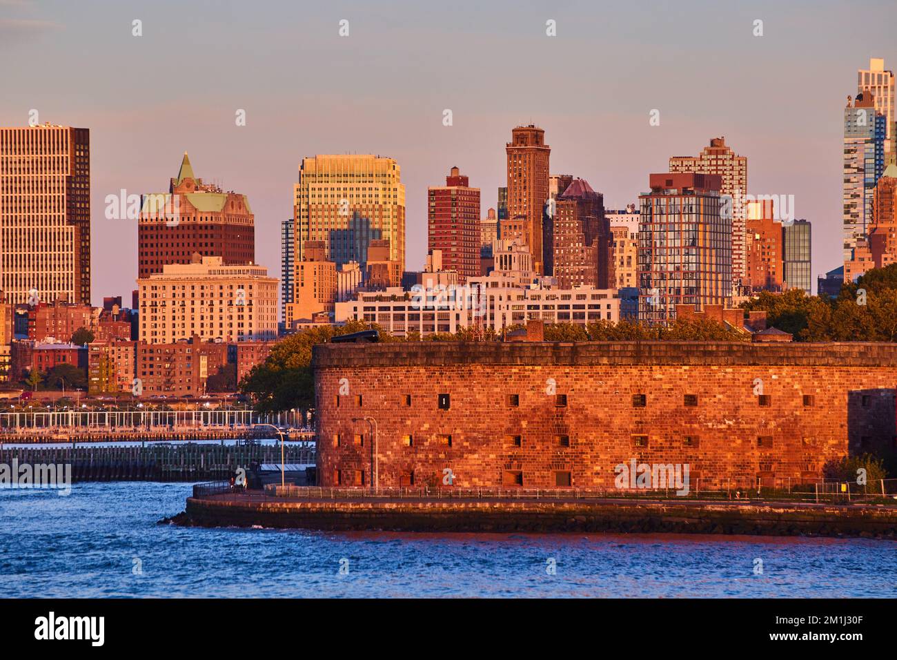 Governors Island Castle Williams aus dem Wasser in New York City goldene Stunde Sonnenuntergang Stockfoto