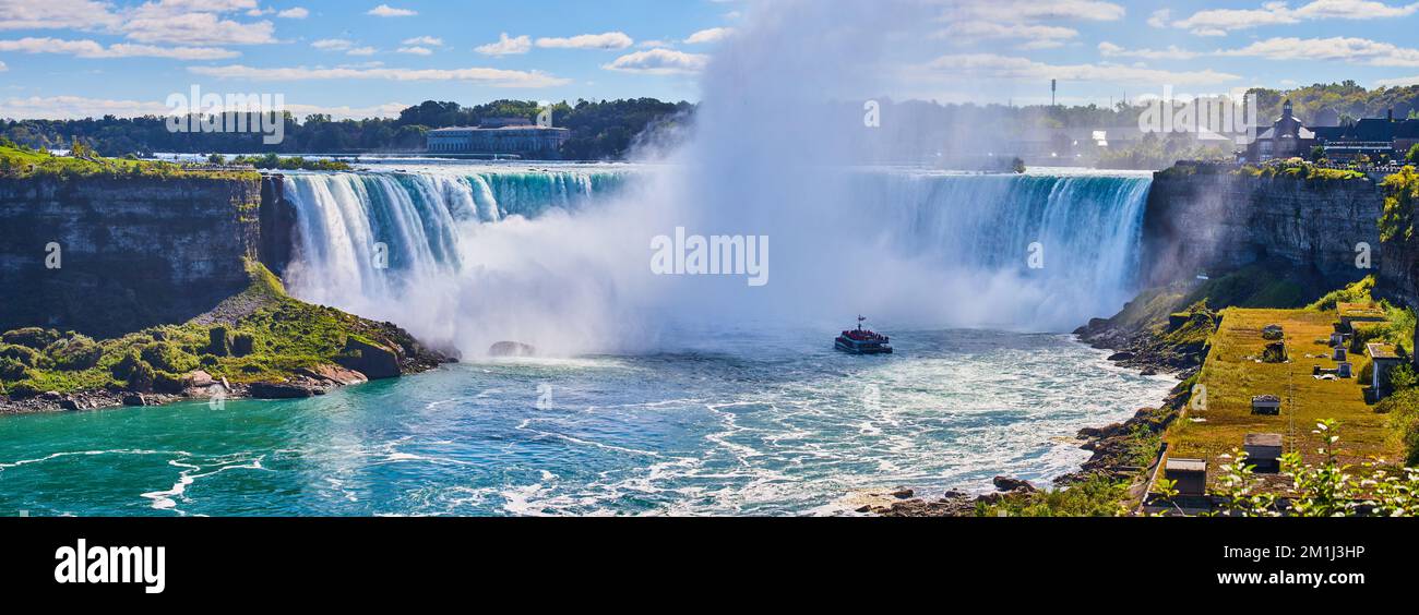 Blick auf die Niagarafälle Horseshoe Falls von Kanada aus mit nebelbeschichtetem Touristenschiff Stockfoto