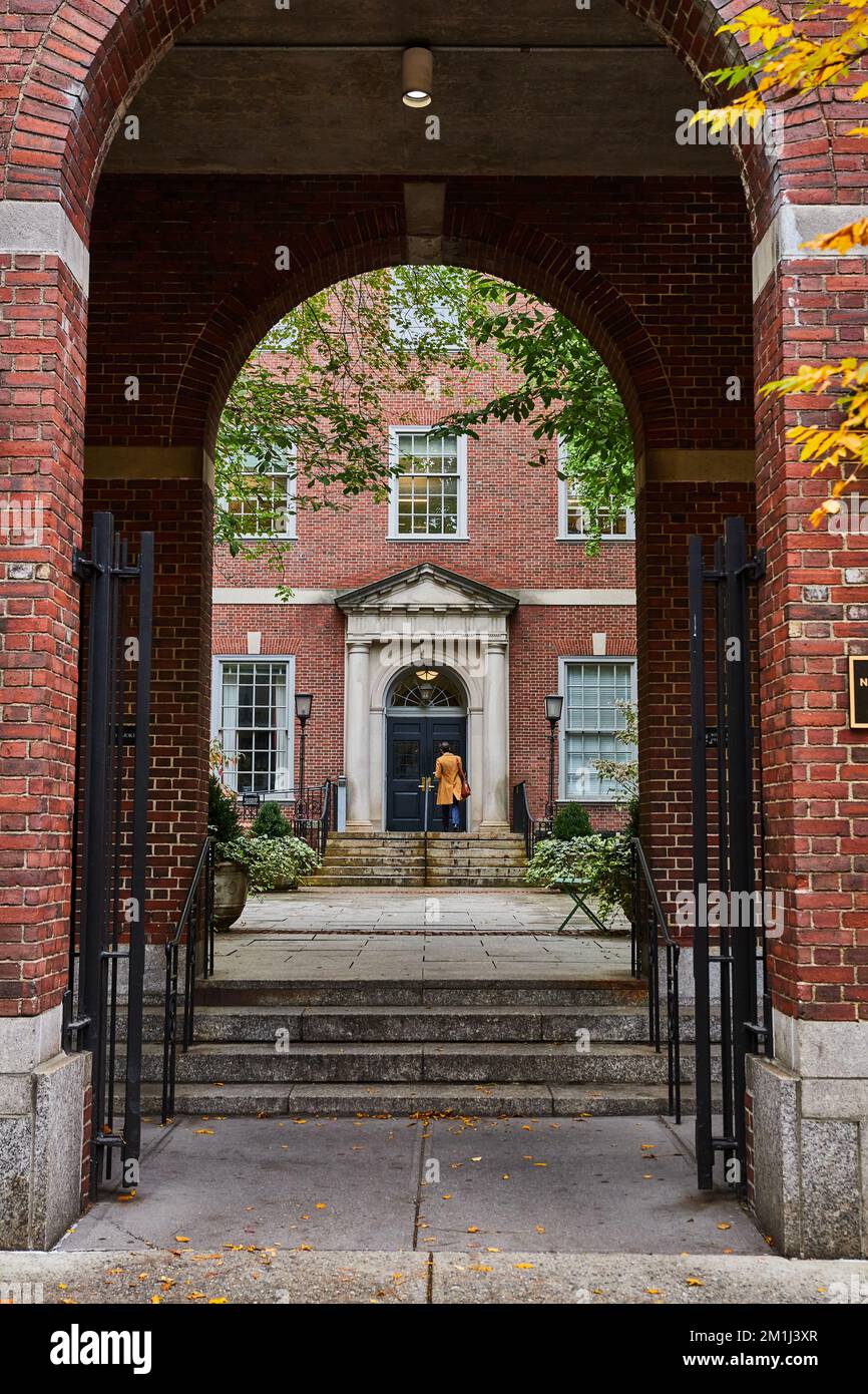 Blick durch Backsteinbögen von Jurastudenten im Innenhof von New York City Stockfoto