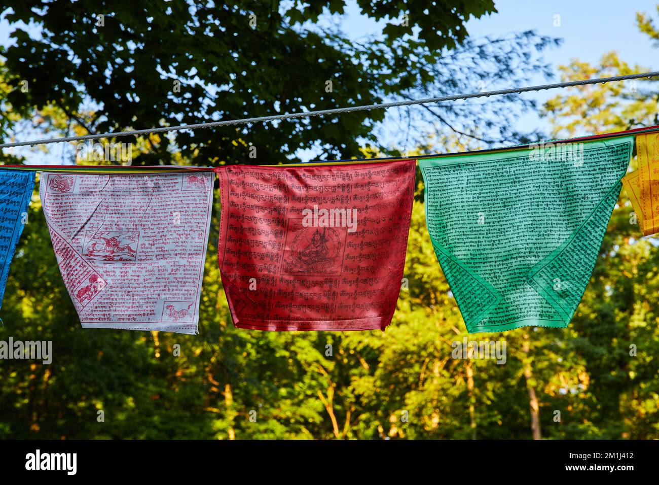 Details der Gebetsflaggen in Weiß, Rot und Grün Stockfoto