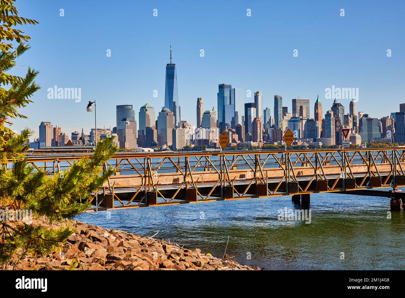 New York City Skyline von New Jersey an der Ellis Island Eingangsbrücke Stockfoto